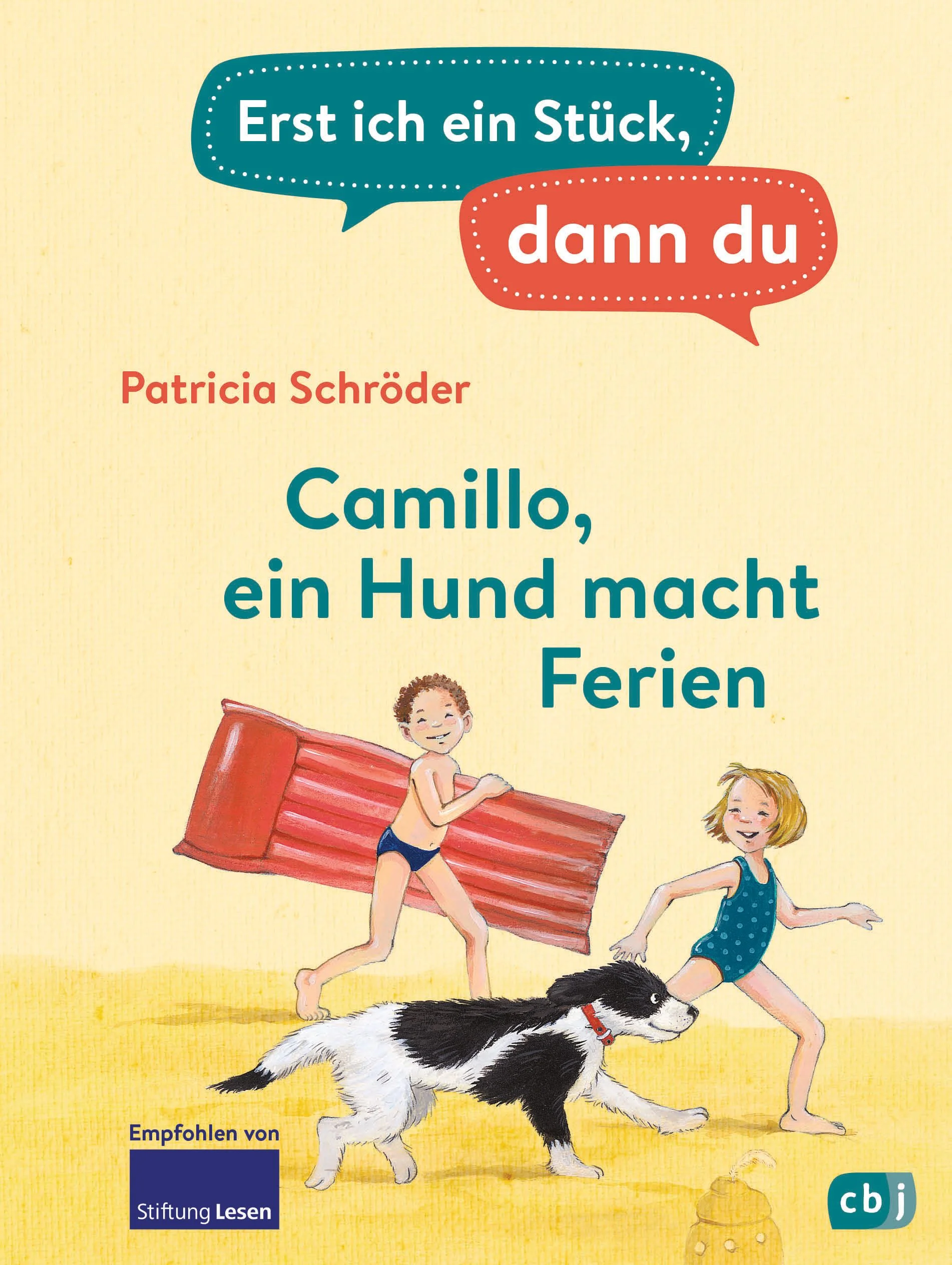 Die erfolgreiche Kinderbuchreihe mit bewährtem Konzept für das gemeinsame Lesenlernen und -übenFamilienhund Camillo spürt es bis in die Schwanzspitze: Etwas höchst Verdächtiges geht vor sich. Sein Futternapf ist weggepackt und die Leckerli sind im Auto verstaut. Die Familie will ihn doch wohl nicht aussetzen? Aber nein! Sie verreist mit ihm in die Ferien ans Meer. Mächtig aufregend ist das! Nur leider versteht die Familie Camillo ständig falsch. Und für seinen mutigen Kampf gegen das Luftmatratzen-Krokodil wird er nur ausgelacht. Aber als Joschi und Jule in Seenot geraten, hat Camillos große Stunde geschlagen!Wenn das Lesen für Leseanfänger*innen noch mühsam ist, heißt es in vielen Familien: »Lass uns gemeinsam lesen. Erst ich ein Stück, dann du. Wir wechseln uns ab.« Deswegen ist unsere beliebte Erstleser-Reihe »Erst ich ein Stück, dann du« speziell für das gemeinsame Lesen konzipiert:* Leseabschnitte für die erfahrenen Vorleser*innen und die Leseanfänger*innen wechseln sich ab* längere Passagen für Vorleser*innen in kleiner Schrift* kurze Texte für Leseanfänger*innen in FibelschriftSo macht gemeinsames Lesenlernen Spaß!Ausstattung: Mit fbg. Illustrationen
