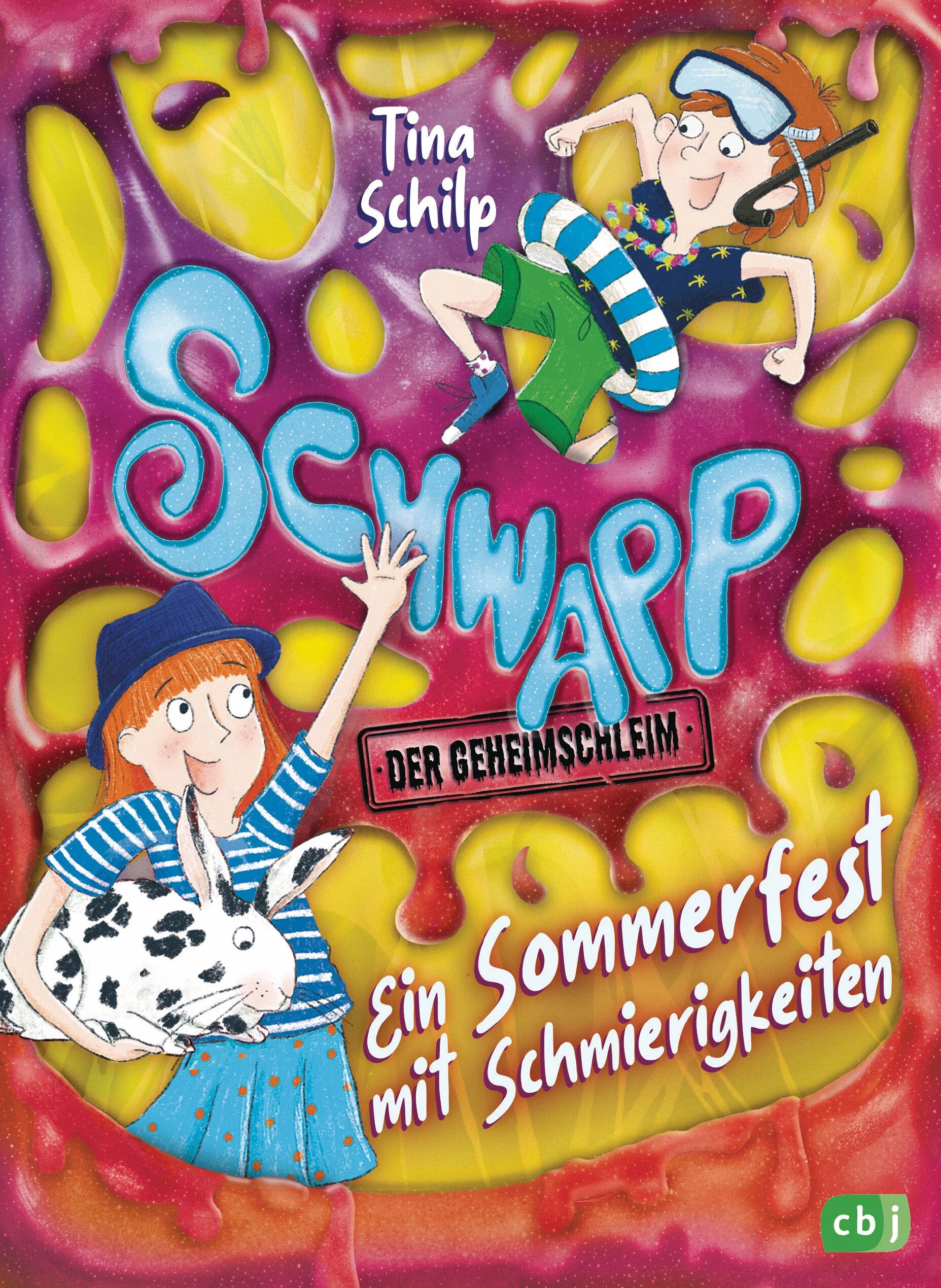 Die große SchleimpartyGeht's noch? Ausgerechnet an Lukas' Geburtstag müssen die beiden Schleimprofis mit zum Sommerfest von Papas neuer Chefin. Leider treffen sie dort auch ihren Sohn Marek. Der geht seit heute in Lukas' Klasse und hat Rache geschworen. Und wer hat Schuld? Natürlich Schwapp! Der Geheimschleim hat ein neues Hobby: Explodieren – und da ist es ihm egal, dass ausgerechnet Marek an seinem ersten Schultag von oben bis unten mit glitzernd-klebrigem Schleim vor der Klasse steht. Das Sommerfest wird zur Hölle, weil Marek an jeder Ecke lauert und niemand weiß, was er plant. Dabei sind die Geschwister gut damit beschäftigt, Schwapp davon abzuhalten, die Party zu sprengen. Und das geht gehörig schief. Herrlich schleimig: Das dritte lustige Abenteuer rund um Geheimschleim SchwappDie Bände der Schwapp-Reihe:Schwapp, der Geheimschleim – Der große Schleimassel (Band 1)Schwapp, der Geheimschleim – Schwapplaus, Schwapplaus! (Band 2)Schwapp, der Geheimschleim – Ein Sommerfest mit Schmierigkeiten (Band 3)Ausstattung: mit s/w Illustrationen