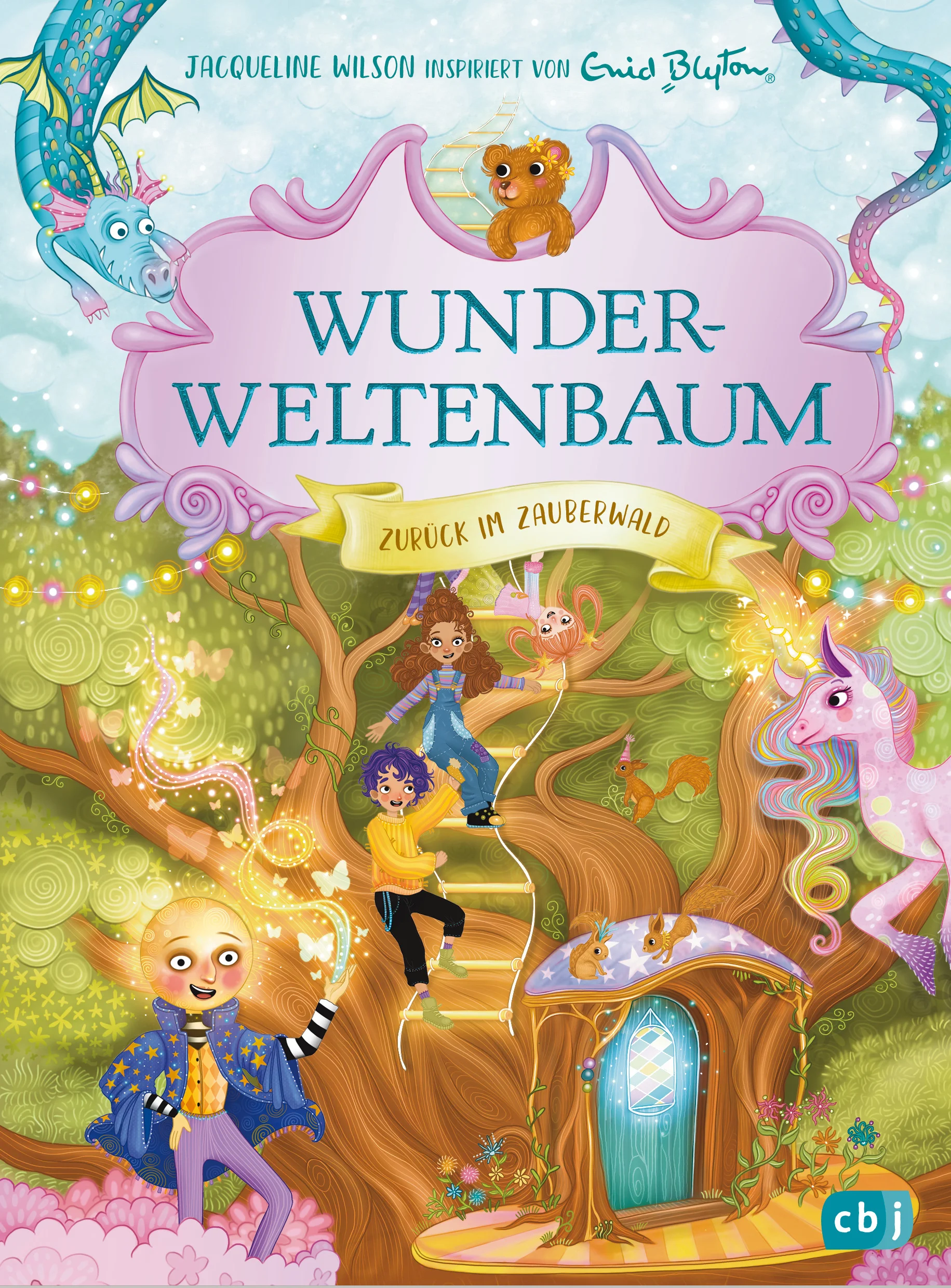 Entdecke die Magie!Milo, Mia und Birdy verbringen zusammen mit ihren Eltern die Sommerferien in einem kleinen, einsam gelegenen Häuschen auf dem Land. Schon in der ersten Nacht macht Birdy Bekanntschaft mit der Fee Seidenhaar, die sie in ihr Zuhause im Wunderweltenbaum einlädt. Am nächsten Tag machen sich die Kinder mit Hilfe eines sprechenden Kaninchens auf die Suche nach dem magischen Baum. Dort treffen sie nicht nur auf Seidenhaar, sondern lernen auch den netten Herrn Mondgesicht, den Pfannenmann, Frau Wasch und all die anderen Gestalten des Zauberwaldes kennen. Zusammen erkunden sie die außergewöhnlichen Orte, die sie über den Wipfeln entdecken. Aber nicht alles ist nur Spiel und Spaß. Wird Mondgesichts Magie rechtzeitig wirken, um die Kinder im gefährlichen Land der Drachen zu retten?In Jacqueline Wilsons neuen Abenteuern im Zauberwald treffen wir die Wesen aus den Kinderbuchklassikern von Enid Blyton wieder. Spannende Erlebnisse sind garantiert!Der vierte von vier Bänden mit SammelmotivAusstattung: Mit s/w Illustrationen