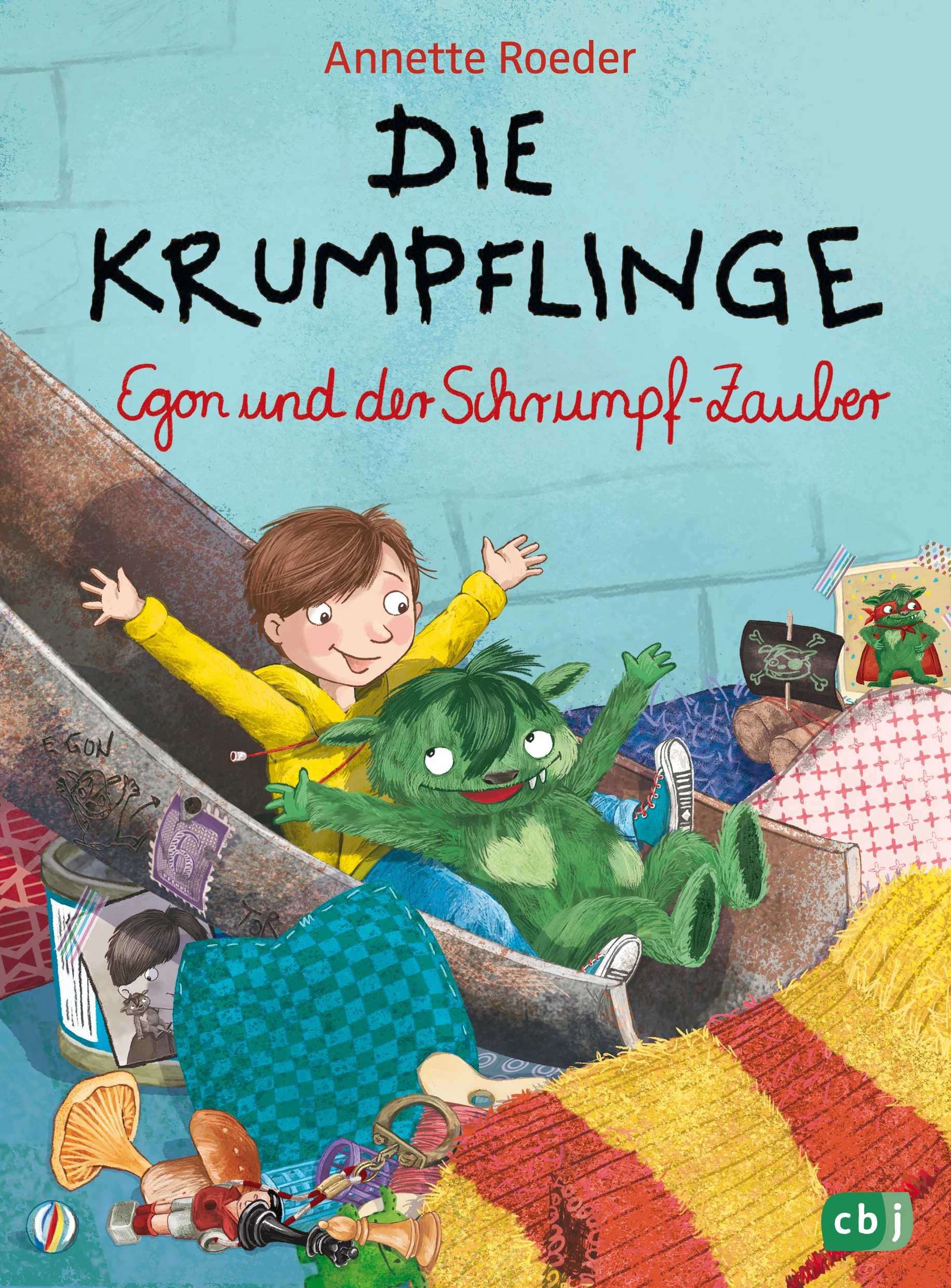 Albis erster Besuch in der KrumpfburgStinkmorcheln sind eine Delikatesse für Krumpflinge! Natürlich will Menschenjunge Albi die auch mal probieren. Deswegen schneidet Egon Krumpfling ein kleines Stückchen für seinen besten Freund ab. Das schmeckt lecker, findet Albi – doch dann beginnt er zu schrumpfen und ist plötzlich bleistiftgroß wie Egon. Zunächst genießen es die beiden, durch die Krumpfburg zu toben und gemeinsam in Egons Kindergießkanne zu sitzen. Doch als Albi ein Gespräch seiner Eltern belauscht und hört, wie sehr sie ihn vermissen, wird sein Herz schwer und er bekommt schreckliches Heimweh. Jetzt müssen Egon und Albi einen Weg finden, wie Albi seine frühere Größe zurückbekommt ...Die beliebten Krumpflinge toben durch die Kinderzimmer und brauen sich aus Schimpfwörtern leckeren Krumpftee. Ob bei Vorlesen oder Selberlesen - Spaß ist immer garantiert!Ausstattung: Mit fbg. Illustrationen