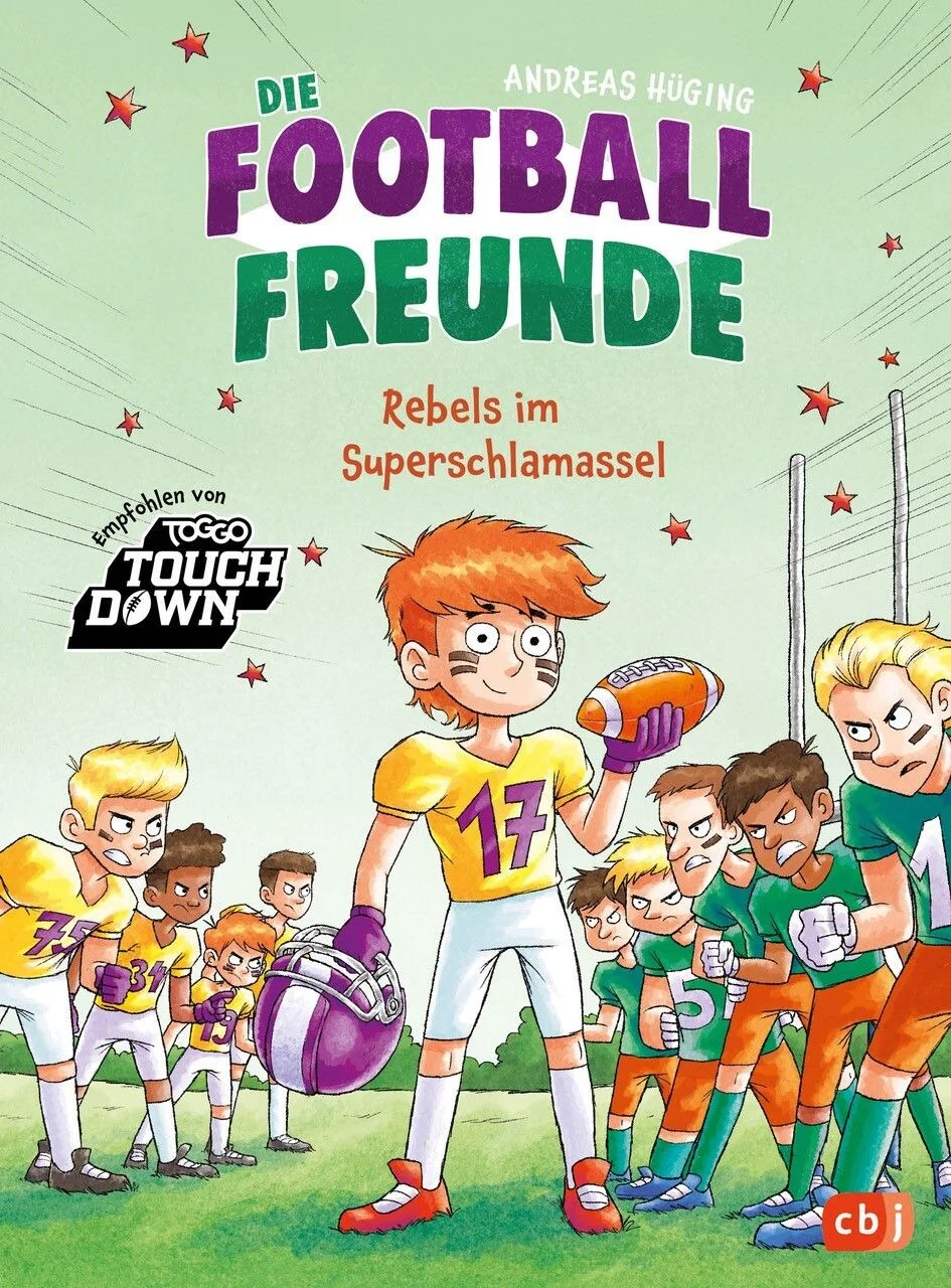 Trainer-Trubel und kein TouchdownNach dem Sieg gegen die Condors steht eine neue Herausforderung bevor: Die Rebels wollen in die U13-Liga aufgenommen werden. Doch ihr allergiegeplagter Trainer ist weggezogen und coacht das Team nur noch online. Als dann auch noch Artem verschwindet, um ihr Maskottchen Stinker aus dem Knast – ähm Tierheim – zu befreien und ein Unwetter droht, ihren Trainingsplatz zu überfluten, bricht endgültig das Chaos aus. Wie soll sich Jimmy da auf das Training konzentrieren? Dabei muss er sich dringend auf seine neue Position als Cornerback vorbereiten, wenn der Ligaeinstieg gelingen soll.Die American Football-Reihe für Kinder ab 8 Jahren – empfohlen von Toggo Touchdown. Mit Glossar und einem Vorwort vom ehemaligen Football-Nationalspieler und TV-Experten Jan Stecker.Weitere Bände der Reihe:Die Football-Freunde – Touchdown für die Grasdorf Rebels (Band 1)Die Football-Freunde – Rebels im Superschlamassel (Band 2)Band 3 erscheint im Herbst 2025
