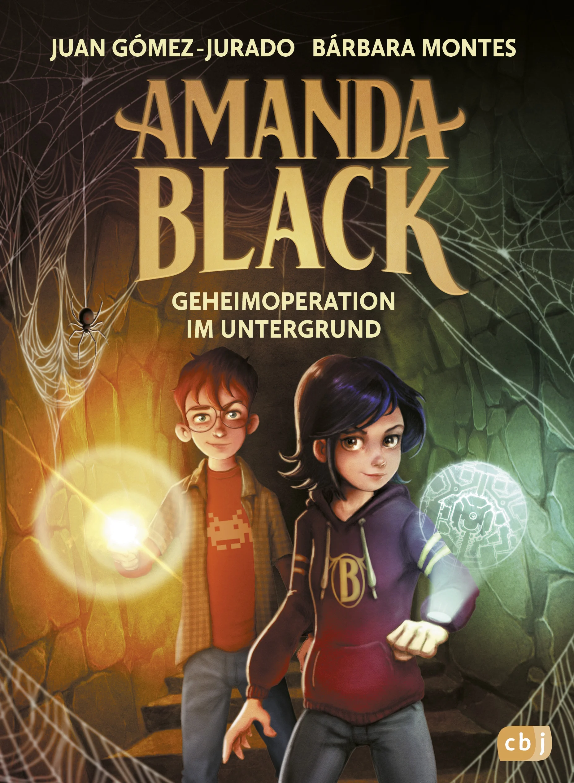 Ein Mädchen, eine Mission und kein Zurück.Name: Amanda BlackStärken: Geschicklichkeit, Kraft, Rätsel lösenStatus: Schatzjägerin & SuperheldinAlarm in der Villa Black! Ausgerechnet ein gefährliches Amulett ist aus dem hochgesicherten Keller verschwunden. Schneller als ihr lieb ist, muss Amanda Black sich als Vermittlerin der besonderen Art beweisen. Zusammen mit ihrem besten Freund Eric folgt sie der Spur des Artefakts bis in den Untergrund der Stadt. Aber kann Amanda die Geheimoperation erfolgreich zu Ende bringen? Oder spielt die Zeit gegen sie?Der zweite Band der atemberaubenden Action-Abenteuer-Reihe von Bárbara Montes und dem Meister des Thrillers, Juan Gómez-JuradoAlle Bände der Amanda Black-Reihe:Amanda Black – Die Mission beginnt (Band 1)Amanda Black – Geheimoperation im Untergrund (Band 2)Amanda Black – Spiel gegen die Zeit (Band 3)Amanda Black – Der Glockenschlag des Schicksals (Band 4)Ausstattung: Mit s/w Abbildungen