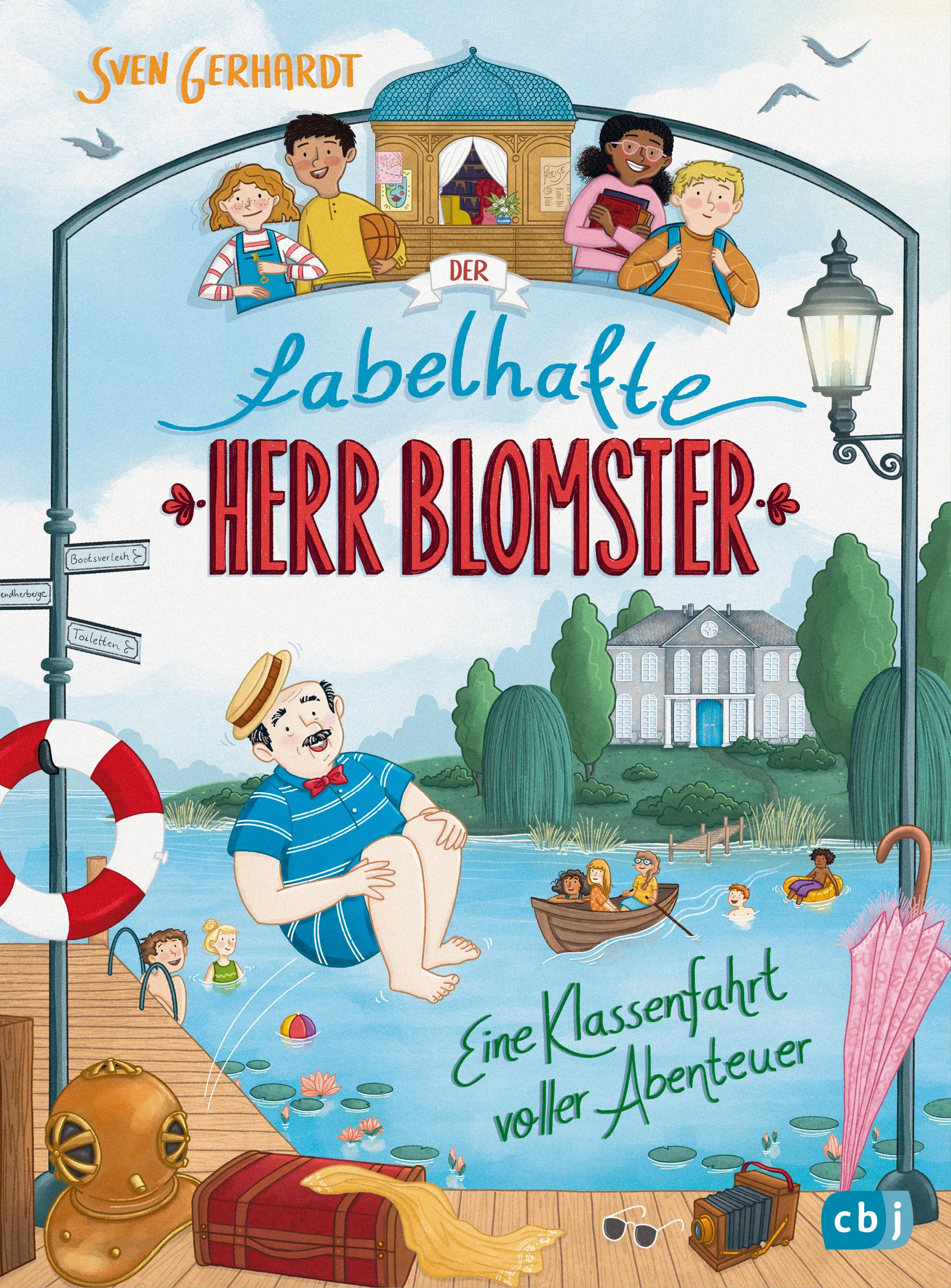 Eine spannende Schatzsuche gibt Rätsel aufEinen unterirdischen Gewölbekeller voller rätselhafter Schätze? Den gibt es nur bei Herrn Blomster. Denn sein Schulkiosk bietet neben leckeren Brötchen und kühlen Getränken allerhand Kuriositäten und Geheimnisse, die den Schulalltag ganz schön durcheinanderwirbeln!Als die Klassenfahrt ansteht, freuen sich alle riesig. Vor allem weil Herr Blomster für den unbeliebten Sportlehrer Herrn Achilles einspringt. Und es kommt noch besser, denn die Jugendherberge liegt direkt an einem See – gegenüber einer geheimnisvollen Villa, die einst der Schulgründerin Meta von Magnolien gehörte. Während sich Mascha, Cem, Serena und Anton auf eine spannende Schatzsuche begeben, geschehen zu Hause an der Schule merkwürdige Dinge …Eine Schule voller Geheimnisse – die spannende Buchreihe von Bestsellerautor Sven Gerhardt mit bestärkenden Botschaften für mehr Offenheit, Toleranz, Freude und Neugierde aufs Leben!Ausstattung: Mit s/w Illustrationen