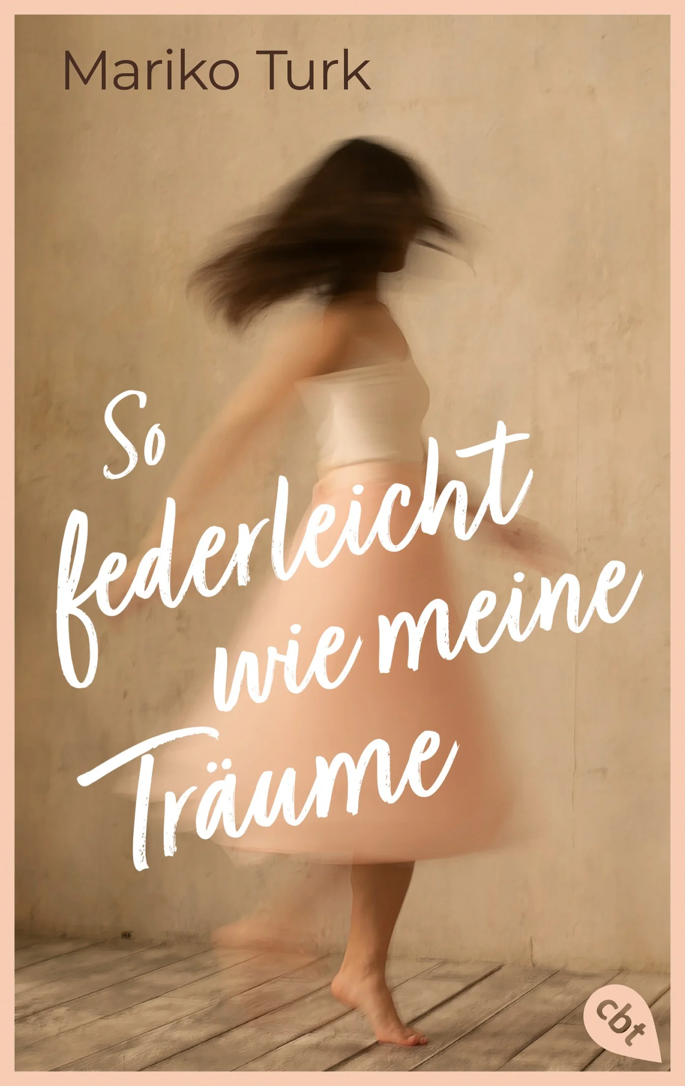 Ein zerbrochener Traum. Eine neue Chance. Eine neue Welt.Alina ist verzweifelt: Vor einem Jahr hat sie sich noch auf einen Workshop der American Ballet School vorbereitet, dann hat ein Unfall ihrer Ballett-Karriere ein Ende gesetzt. Um ihrer Freundin Margot einen Gefallen zu tun, bewirbt sie sich auf die Teilnahme beim Schulmusical – und bekommt zu ihrer Überraschung eine wichtige Rolle. Ihr Gegenspieler auf der Bühne ist Jude, der sie langsam aus ihrem Zorn und ihrer Einsamkeit befreit. Doch Alinas Liebe zum Ballett lässt sie nicht los, auch wenn ihr langsam klar wird, dass sie wegen ihrer japanischen Wurzeln oft benachteiligt wurde. Kann sie sich auf ein neues Leben – und auf Jude – einlassen?Für alle Fans von Jenny Han – der herzerwärmende, federleichte Coming-of-age-Roman der gefeierten US-Autorin Mariko Turk: Voller Herz, Witz und Wärme!