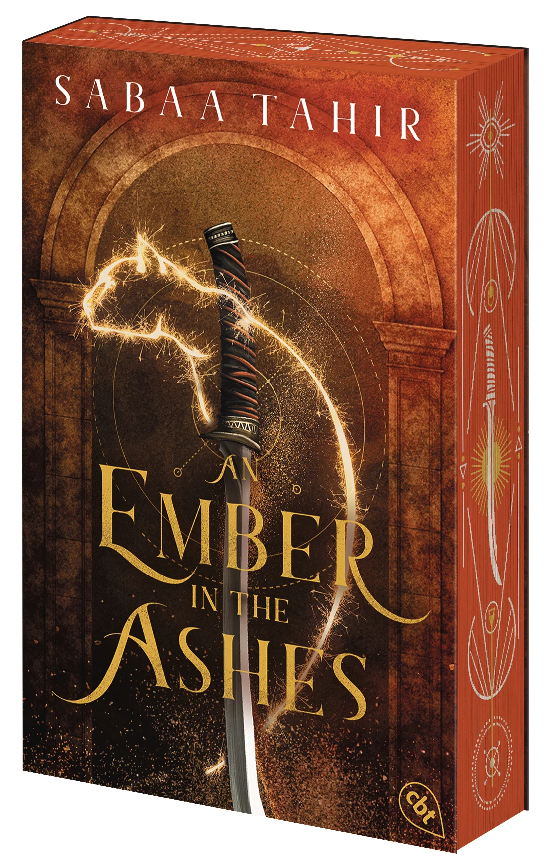Der Nr.1-New-York-Times-Bestseller wurde vom »Time Magazine« zu einem der besten 100 Jugendbücher aller Zeiten gekürt!Laia und ihr Volk leben in ständiger Angst vor dem Imperium. Als ihr Bruder wegen Hochverrats verhaftet wird, kann ihr nur noch der Widerstand helfen. Für die Rebellen soll Laia, als Sklavin getarnt, die grausame Kommandantin der Blackcliff-Militärakademie ausspionieren. Eine lebensgefährliche Aufgabe, denn in Blackcliff werden die gefürchtetsten Krieger des Imperiums ausgebildet. Unter ihnen Elias, Elite-Absolvent und Sohn der Kommandantin. Auch er sehnt sich insgeheim nach einem Leben in Freiheit. Als Elias und Laia aufeinandertreffen, ahnen sie noch nicht, dass ihr gemeinsames Schicksal das Imperium für immer verändern könnte …Enemies to Lovers, Forbidden Love und Deadly Trials treffen auf eine epische Fantasywelt und knisternde Romantik.Die An-Ember-in-the-Ashes-Reihe:An Ember in the Ashes (Band 1)A Torch Against the Night (Band 2) erscheint im Juni 2025A Reaper at the Gates (Band 3) in VorbereitungA Sky Beyond the Storm (Band 4) in Vorbereitung
