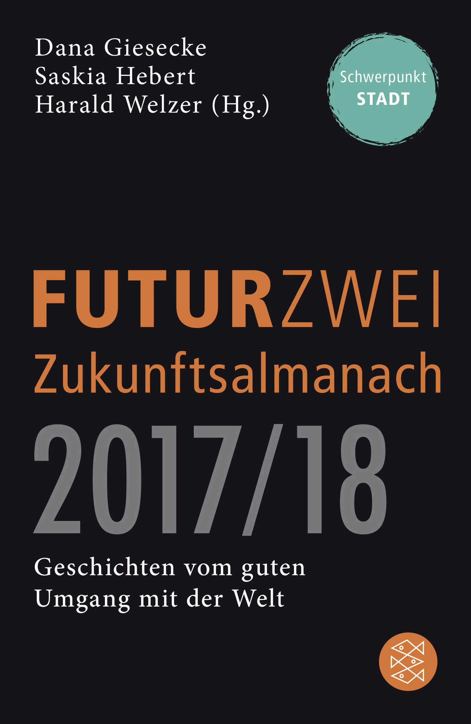FUTURZWEI Zukunftsalmanach 2017/18 – Themenschwerpunkt StadtAlternativlos? Gibt es nicht. Der dritte FUTURZWEI-Zukunftsalmanach, herausgegeben von Harald Welzer, Dana Giesecke und Saskia Hebert, erzählt in über 50 Geschichten von gelebten Gegenentwürfen zur Leitkultur des Wachstums und der Verschwendung. Erstmals bietet er dabei auch eine internationale Perspektive. Gemeinsam mit dem Goethe-Institut ist FUTUREPERFECT entwickelt worden, das in inzwischen 32 Ländern Geschichten des Gelingens sammelt, von denen die besten hier erzählt werden und die einmal mehr zeigen, was es heißt, seine Handlungsspielräume zu nutzen. Der Themenschwerpunkt Stadt widmet sich aktuellen gesellschaftspolitischen Entwicklungen: Jenseits hierarchischer Stadtplanung und gegen Gentrifizierung, Verdrängung und Luxussanierung werden neue, kreative Formen der Urbanität und des Umgangs mit dem Lebensraum Stadt aufgezeigt. Hierbei geht es unter anderem um alternative Wohnprojekte, die gleichberechtigte und nachhaltige Nutzung des öffentlichen Raums und um dezentrale Energieversorgung.Zudem bieten literarische Stadtgeschichten jede Menge Inspiration, um sich selbst das gute Leben nicht mehr aus der Hand nehmen zu lassen.