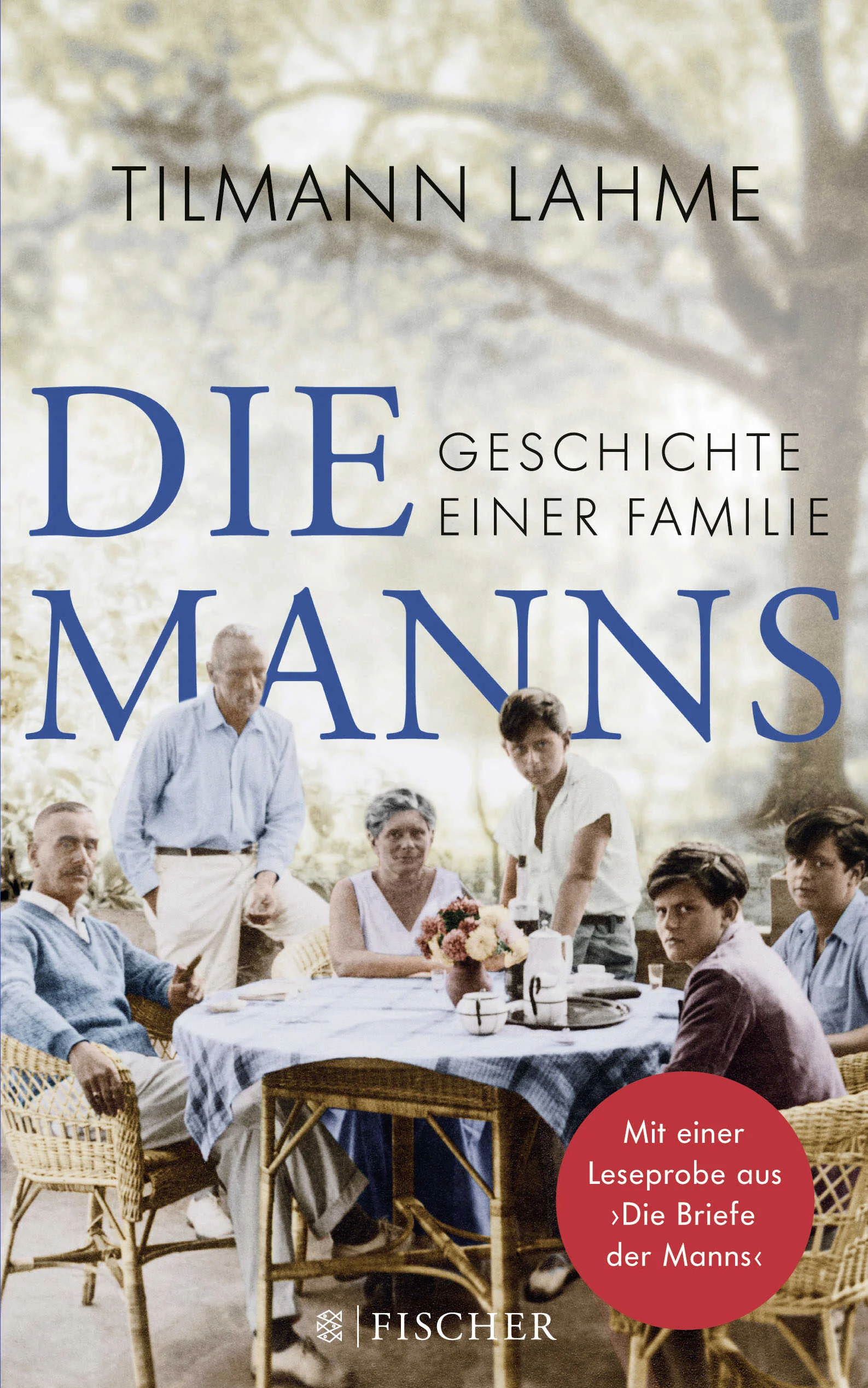 Die Taschenbuchausgabe des Bestsellers über die Manns, erweitert um eine Auswahl an Familienbriefen.Thomas Manns literarisches Werk überragt die Konkurrenz – und es beherrscht die Familie. Seine Frau Katia hält ihm den Rücken frei und die Kinder vom Hals. Ihre scharfe Zunge ist gefürchtet. Der schöne Sohn Klaus will als Schriftsteller so berühmt sein wie der Vater. Erika, die älteste Tochter, liebt so leidenschaftlich, wie sie hasst. Der scheue Golo sucht sein Glück fern der Familie. Michael will ein großer Musiker werden und kämpft gegen seinen Jähzorn und die hohen Ansprüche der Familie. Der Liebling des Vaters, Elisabeth, redet mit Tieren und rettet die Welt. Und alle lästern über Monika. Die Geschwister experimentieren in der Liebe und mit Drogen, verschleudern das Geld der Eltern – und werden zu ernsthaften Gegnern Hitlers. Wohin das Schicksal sie auch trägt: Die Manns halten zusammen. Und sie verraten einander.In seinem Bestseller erzählt Tilmann Lahme anhand zahlloser bisher nicht zugänglicher Quellen das aufregende Leben der Familie Mann.