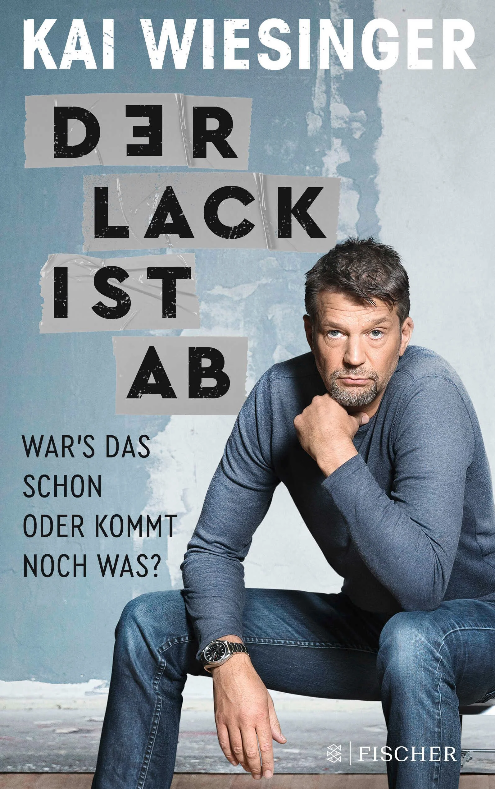 Mit Witz, Charme und Selbstironie deckt Kai Wiesinger auf, dass auch im Mann die biologische Uhr tickt. Und nicht jeder mit grauen Haaren automatisch aussieht wie George Clooney.Mal ehrlich: Haben Sie die Schriftgröße Ihres Handys schon geändert? Dann hilft zwar eine Lesebrille – doch das ist erst der harmlose Einstieg in den sicheren Abstieg.Plötzlich stellen sich ganz neue Fragen: Wie geht es eigentlich meiner Prostata? Soll ich mir die Haare färben und wie fühlt sich eine Darmspiegelung an? Schlafen wir nur noch aus Gewohnheit nebeneinander und wie sinnvoll ist eine Paartherapie?Wie lange kann man als später Vater noch auf Kitastühlen sitzen und wo ist eigentlich mein Sixpack geblieben?