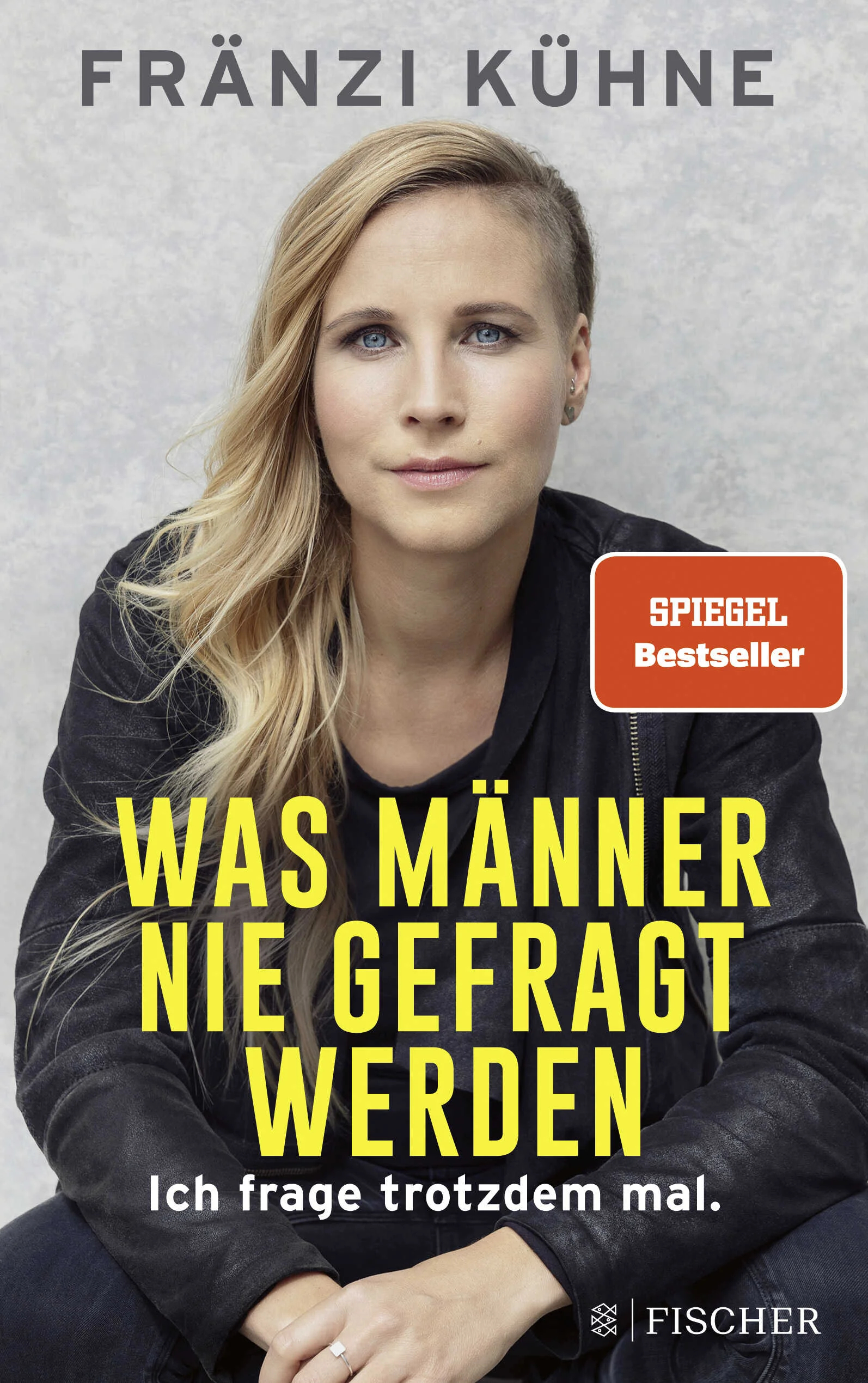 Was Männer nie gefragt werden - ein humorvoller Blick auf Rollenklischees und Gleichberechtigung»Herr Maas, Sie tragen meist Anzug und Krawatte – das ist Standard in der Politik, oder?« »Prinz Pi, hast du zwischen Kindern und Musik-Karriere abgewogen?« Fränzi Kühne, jüngste Aufsichtsrätin Deutschlands, hat sich von solchen Fragen, die sonst nur Frauen gestellt werden, inspirieren lassen. In Was Männer nie gefragt werden dreht sie den Spieß um und konfrontiert prominente Männer wie Heiko Maas, Frank Thelen und Fynn Kliemann mit eben jenen Fragen. Das Ergebnis ist ein ebenso unterhaltsames wie augenöffnendes Buch über Geschlechterrollen, Feminismus und alte Denkmuster.Kühne hinterfragt mit Witz und Scharfsinn die oft unbewussten Vorurteile und Klischees, mit denen Frauen im Berufsleben konfrontiert werden. Indem sie Männer zu Themen wie Vereinbarkeit von Familie und Karriere oder Quoten befragt, regt sie zum Nachdenken über scheinbar selbstverständliche Verhaltensmuster an. Ein wichtiger Denkanstoß und eine amüsante Lektüre für alle, die sich für Gleichberechtigung und moderne Rollenbilder interessieren.
