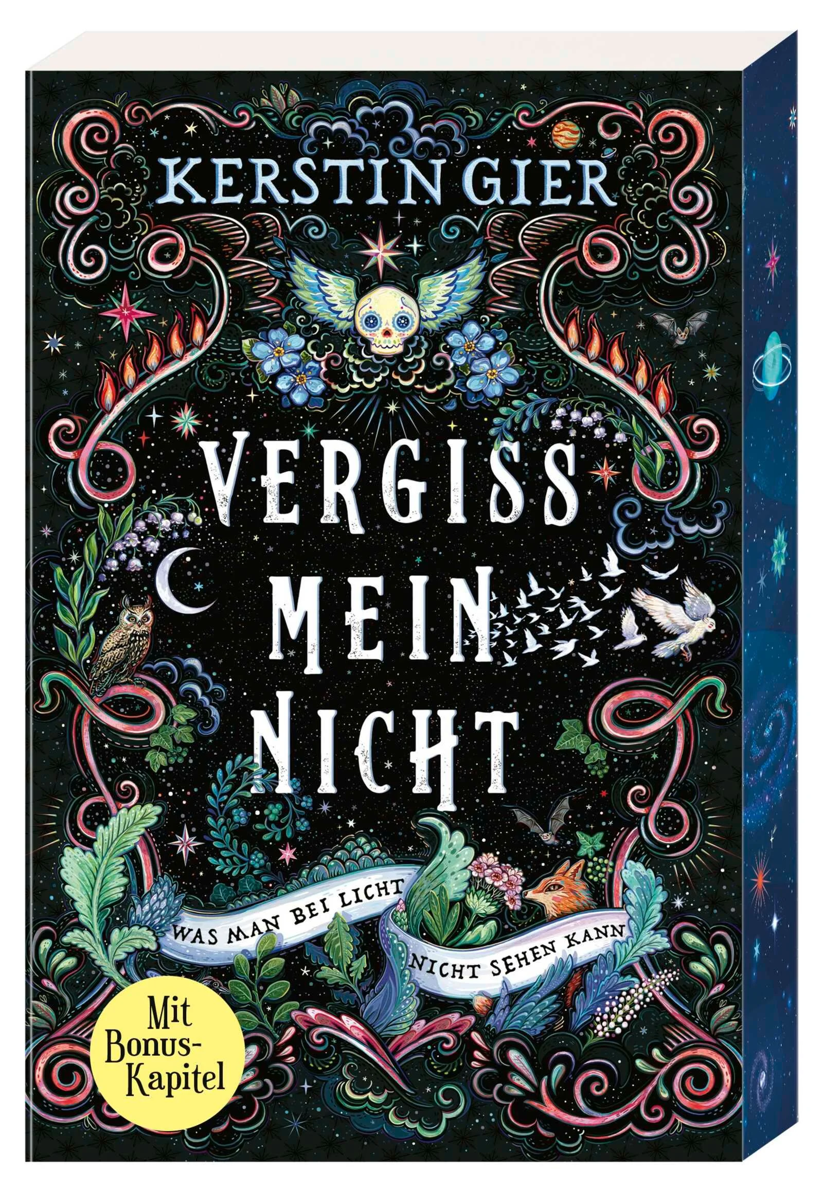 Ein Fest für Fans und Neuleserinnen: Der erste Band der Bestsellerserie – mit Bonuskapitel, Farbschnitt und LesezeichenQuinn ist cool, smart und beliebt. Matilda entstammt der verhassten Nachbarsfamilie, hat eine Vorliebe für Fantasyromane und ist definitiv nicht sein Typ. Doch als Quinn eines Nachts von unheimlichen Wesen verfolgt und schwer verletzt wird, sieht er Dinge, die nicht von dieser Welt sein können. Nur – wem kann man sich anvertrauen, wenn Statuen plötzlich in schlechten Reimen sprechen und Skelettschädel einem vertraulich zugrinsen? Am besten dem Mädchen von gegenüber, das einem total egal ist. Dass er und Matilda in ein magisches Abenteuer voller Gefahren katapultiert werden, war von Quinn so allerdings nicht geplant. Und noch viel weniger, sich unsterblich zu verlieben …Noch mehr magische Lesestunden mit den Büchern von Kerstin Gier:WolkenschlossDie Vergissmeinnicht-Reihe:Band 1: Was man bei Licht nicht sehen kannBand 2: Was bisher verloren warBand 3: Was die Welt zusammenhältDie Silber-Reihe:Das erste Buch der TräumeDas zweite Buch der TräumeDas dritte Buch der Träume