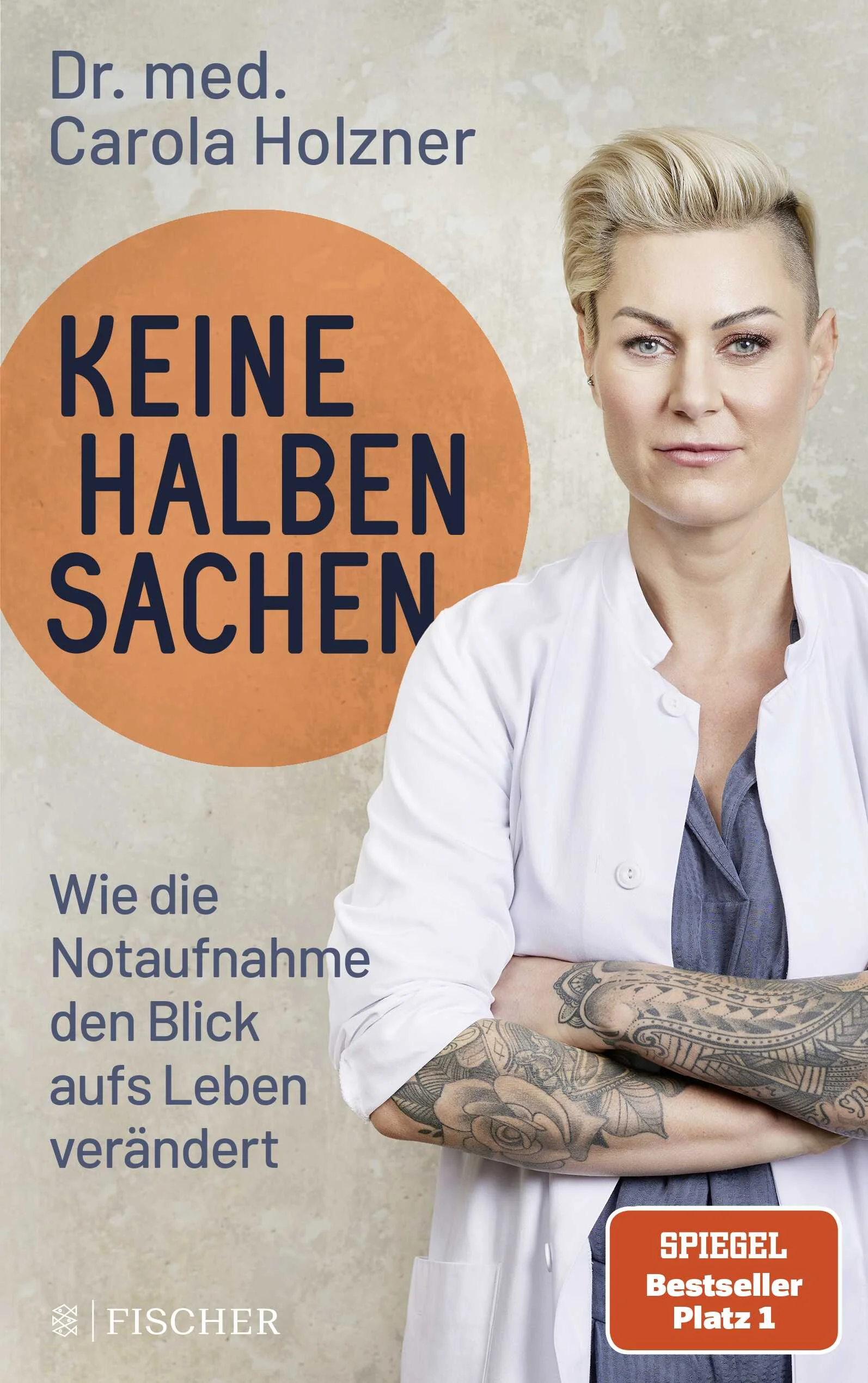 In der Notaufnahme zeigt sich, worauf es wirklich ankommt! Sie verändert den Blick aufs Leben.Keine halben Sachen. Die Notärztin Carola Holzner spricht Klartext. Dabei bleibt sie immer sie selbst mit Blick auf die, für die ihr Herz schlägt: ihre Patientinnen und Patienten und deren Schicksale. Sie berichtet von Menschen, die alle auf ihre Art bewegen: Die alleinerziehende Mutter, die eine lebenswichtige Operation verweigert, aus Angst ihren Job zu verlieren. Der verzweifelte Vater, der selbst dem Tod seiner kleinen Tochter einen Sinn geben will, indem er junge Ärzte aufrüttelt.Und sie berichtet von Wundern, die uns staunen lassen und dann geschehen können, wenn Menschen über sich selbst hinauswachsen. Denn das Leben schreibt immer noch die besten Geschichten.Gerechtigkeit, Verantwortung und Mitgefühl. In der Notaufnahme stellen sich die wichtigen Fragen des Lebens. Doc Caro nimmt uns mit hinter die Kulissen und zeigt, dass jede/r Einzelne für sich selbst und andere etwas tun kann. Wer noch mehr von Doc Caro lesen möchte:  »Eine für alle. Als Notärztin zwischen Hoffnung und Wirklichkeit«