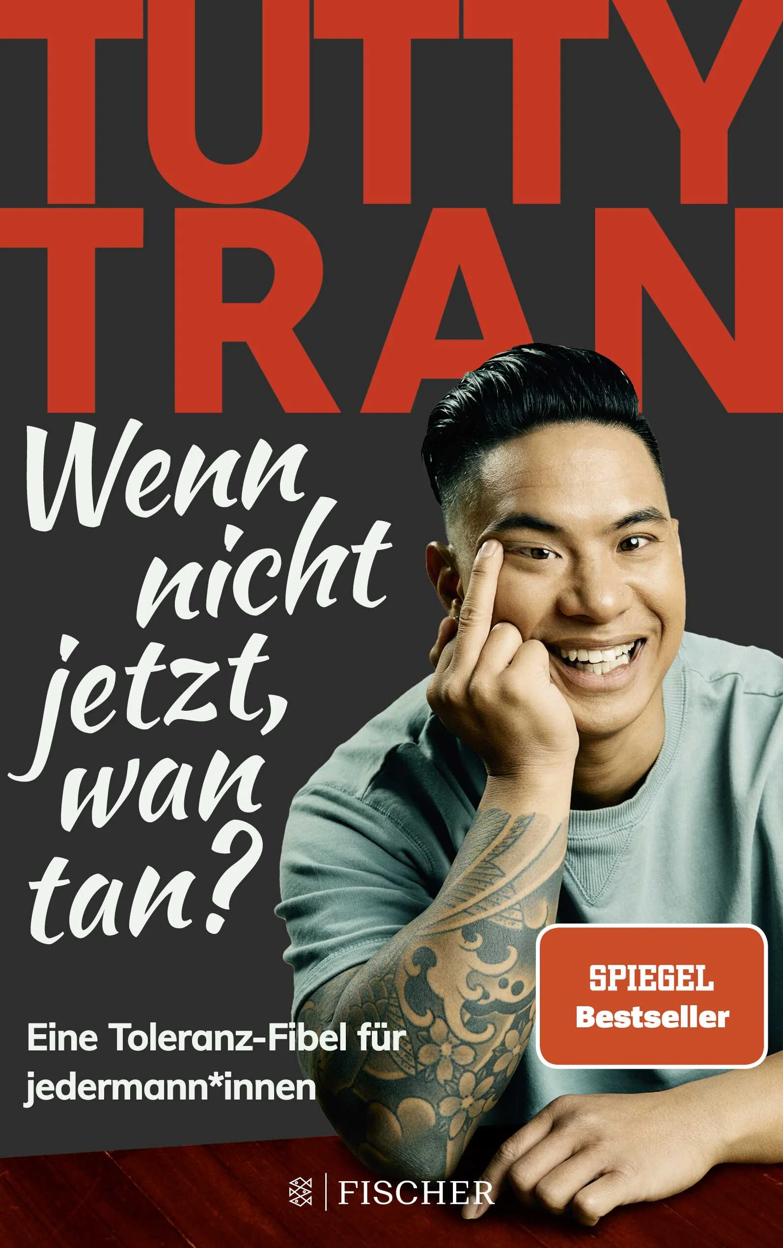 Wie wir lernen, uns alle wieder liebzuhaben: das erste Buch des preisgekrönten Stand-up-Comedians Tutty Tran “‘Die Doische lieb lugtik’, sagt mein Papa immer.” Ja, die Deutschen lieben es lustig. Auch wenn es politisch unkorrekt wird? Darf man denn heutzutage noch über Vorurteile lachen? Tutty Tran, Sohn vietnamesischer Einwanderer, geht der Frage in diesem Buch ganz genau auf den Grund. Herausgekommen ist ein kleines Toleranz-ABC vom bekanntesten Reisbürger der Republik, das zeigt, wie verbindend es sein kann, wenn wir lernen, wieder mehr über uns selbst zu lachen.Schnelle Ratschläge gegen Vorurteile und Toleranzübungen für zu Hause inklusive