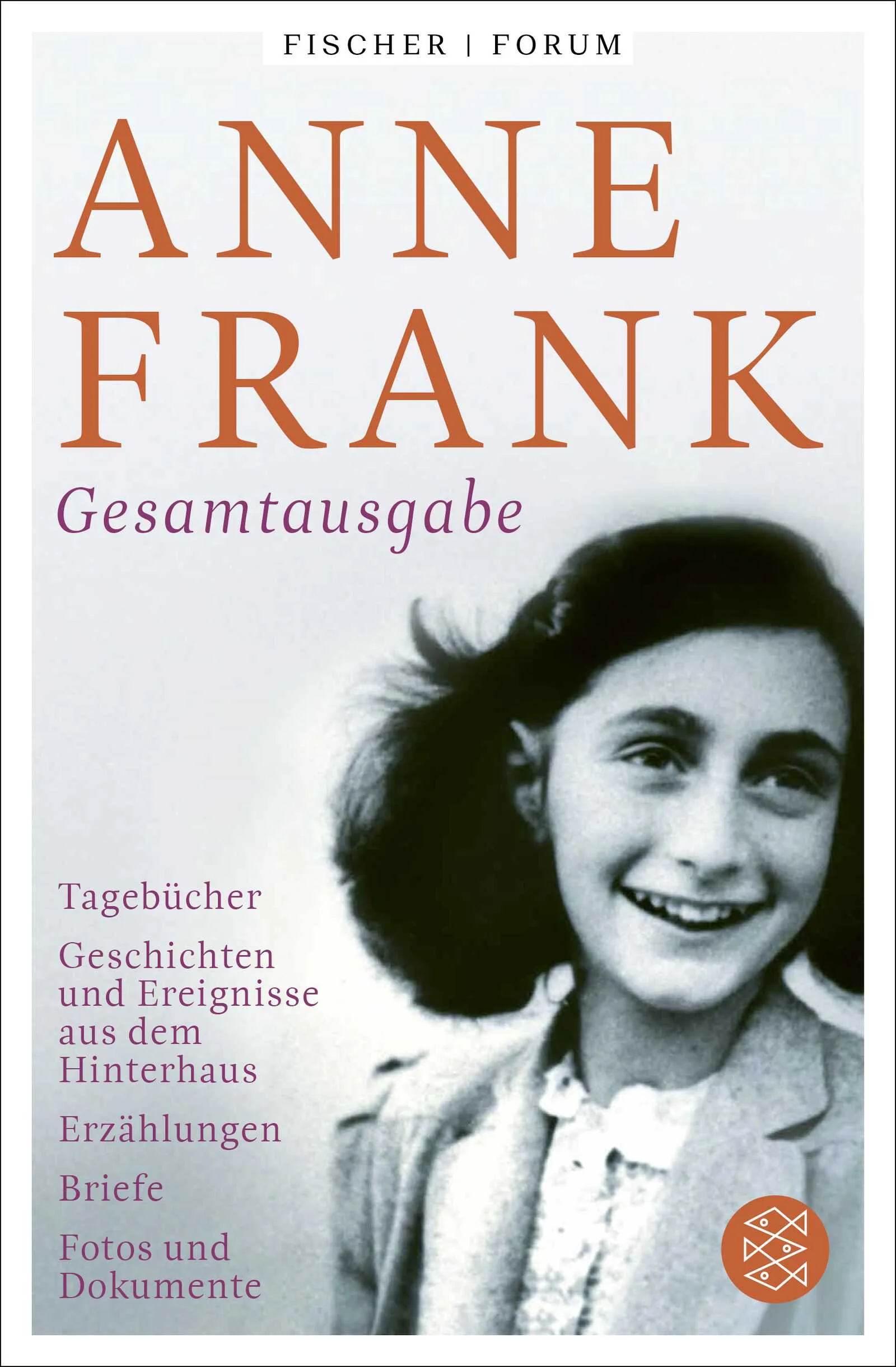 Der Klassiker der Weltliteratur – jetzt in der Reihe FISCHER Forum.Die Gesamtausgabe sämtlicher Texte von Anne Frank mit lange nach dem Tagebuch veröffentlichten Briefen, Schriften und vielen Fotos. Die Ausgabe enthält sowohl die beiden Fassungen des Tagebuchs von Anne Frank selbst (sie schrieb ihr Tagebuch zunächst für sich und arbeitete später an einer Fassung für eine etwaige Veröffentlichung) als auch die von Otto Frank und der mehrfach ausgezeichneten Übersetzerin Mirjam Pressler aus den beiden ursprünglichen Versionen kompilierte, mittlerweile weltweit verbindliche Lesefassung, außerdem ihre Erzählungen und Essays sowie ihre Briefe und Aufzeichnungen. Ergänzt wird diese sorgfältig edierte Gesamtausgabe durch zahlreiche Fotos, Faksimiles und Dokumente sowie durch kenntnisreiche Einführungen in die Lebens- und Familiengeschichte Anne Franks (Mirjam Pressler), in den historischen Kontext (Gerhard Hirschfeld) sowie in die Wirkungsgeschichte des Tagebuchs (Francine Prose). Eine Zeittafel, ein Familienstammbaum und eine Auswahlbibliographie runden diese Edition ab und tragen dazu bei, dass sie auf Jahrzehnte die verbindliche Gesamtausgabe der Werke Anne Franks bleiben wird.