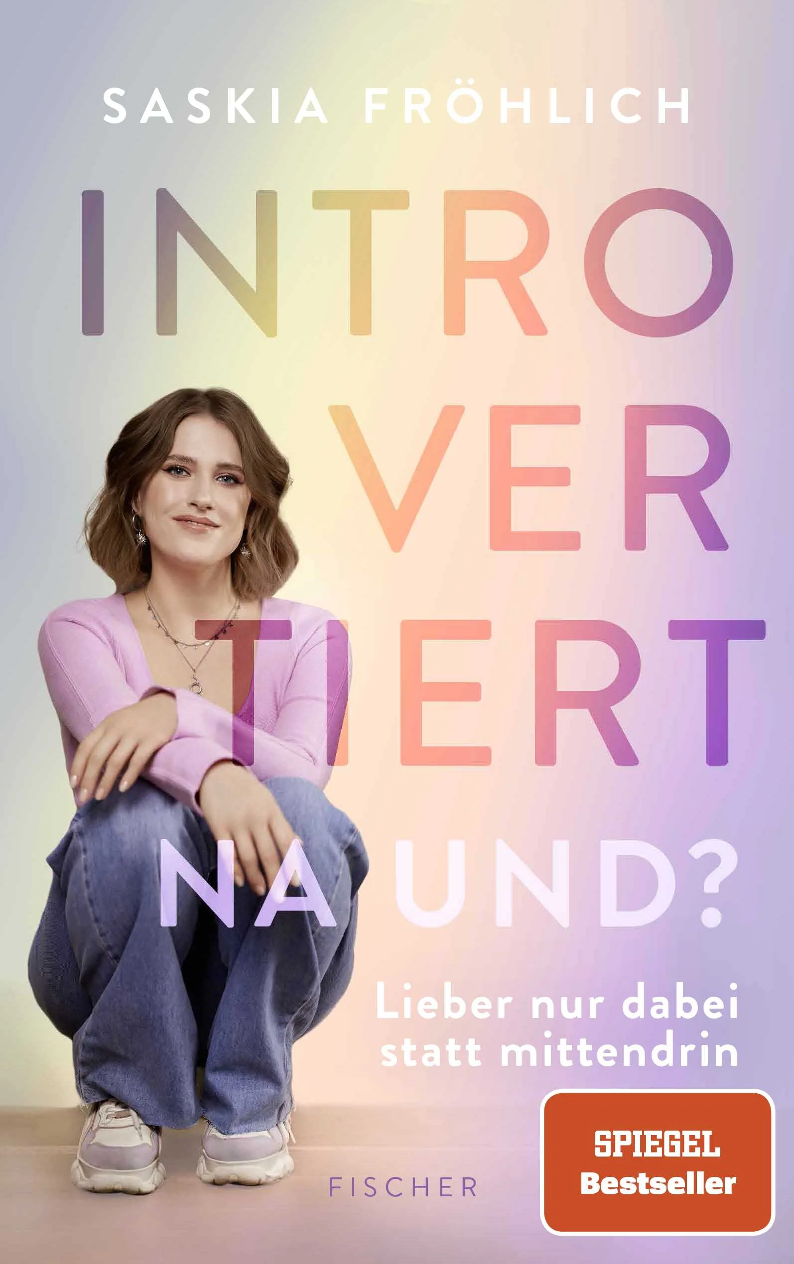Was bedeutet es, introvertiert zu sein?Introversion. Viele Menschen denken bei diesem Begriff an Schüchternheit, einen Mangel an sozialer Kompetenz, vielleicht sogar Einsamkeit. Wenige Menschen denken bei diesem Begriff an Saskia Fröhlich. (Bis jetzt.)Die Stand-up-Comedienne begeistert ihr Publikum mit notorisch schlechter Laune – und auf ihren Social-Media-Kanälen mit noch schlechteren Kochskills. Dass sie introvertiert ist, dürften allerdings die wenigsten vermuten. Aber wie lebt es sich eigentlich als introvertierter Mensch? Und welche Besonderheiten gehen mit der angeborenen Prägung in Richtung Intro, Extro oder irgendwo dazwischen einher? Als Saskia ihre eigene Introversion erkannte, beschäftigte sie sich intensiv mit diesen und vielen weiteren Fragen – und fand heraus, dass extrem viel Unsinn zu diesem Thema kursiert. (Bis jetzt.)In diesem Buch stellt sich Saskia dem Kampf gegen Unwahrheiten und Halbwissen, erzählt anhand kurzer Anekdoten vom Dasein als Introvertierte und vermittelt das Wichtigste, was man über Introversion wissen muss. Nach der Lektüre sollen Extros mehr Verständnis für Intros haben – und Intros mehr Verständnis für sich selbst. Sie sind schließlich nur introvertiert, na und?