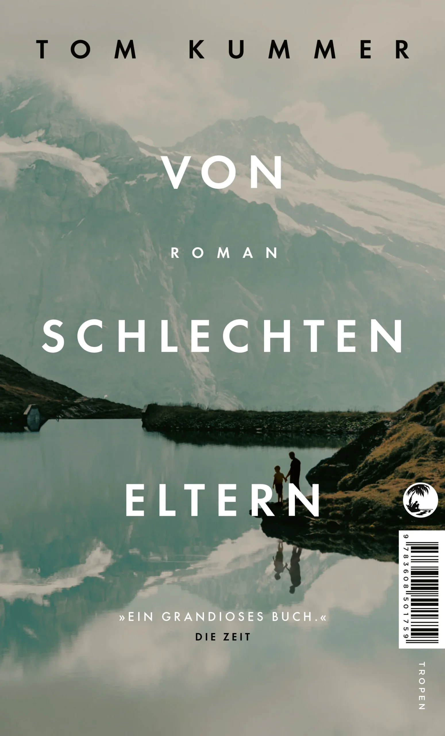 »Tom Kummer ist der Johnny Cash der deutschen Literatur.« Philipp TheisohnEin Vater kehrt mit seinem Sohn zurück in sein Heimatland. Er hat seine Frau verloren und eines seiner Kinder in Los Angeles zurückgelassen. Nachts fährt er als Chauffeur internationale Führungskräfte und afrikanische Diplomaten durch die Schweizer Berglandschaft. Er muss ein neues Leben finden, eine Zukunft. Für sich und seinen Sohn. Aber irgendwie auch für die ganze verfluchte Menschheit.Der Erzähler Tom arbeitet als VIP-Fahrer, holt Führungskräfte und afrikanische Diplomaten vom Flughafen ab und bringt sie nach Zürich oder Bern. Unterwegs durch die Nacht entspinnen sich Dialoge voller Fremdheit, Witz oder unheimlicher Intimität. Oft schweifen seine Gedanken ab von der Straße hin zu den Wanderungen mit seinem Vater zum schwarzen Mönch, noch öfter hin zu Nina, seiner verstorbenen Frau. Sie flüstert ihm ein, führt in zu den Narben der Landschaft. Orte, an denen Unfälle geschehen sind, Flugzeugabstürze und andere Machtproben des Schicksals. Morgens nach der Arbeit setzt er sich ans Bett seines schlafenden Sohnes, streicht ihm über die Haut.Doch die Fahraufträge werden obskurer, das paradiesische Schweizer Panorama trügt und es wird immer schwieriger zu deuten, ob die Düsternis in der Welt nur einem Trauma entspringt oder traurige Realität ist.