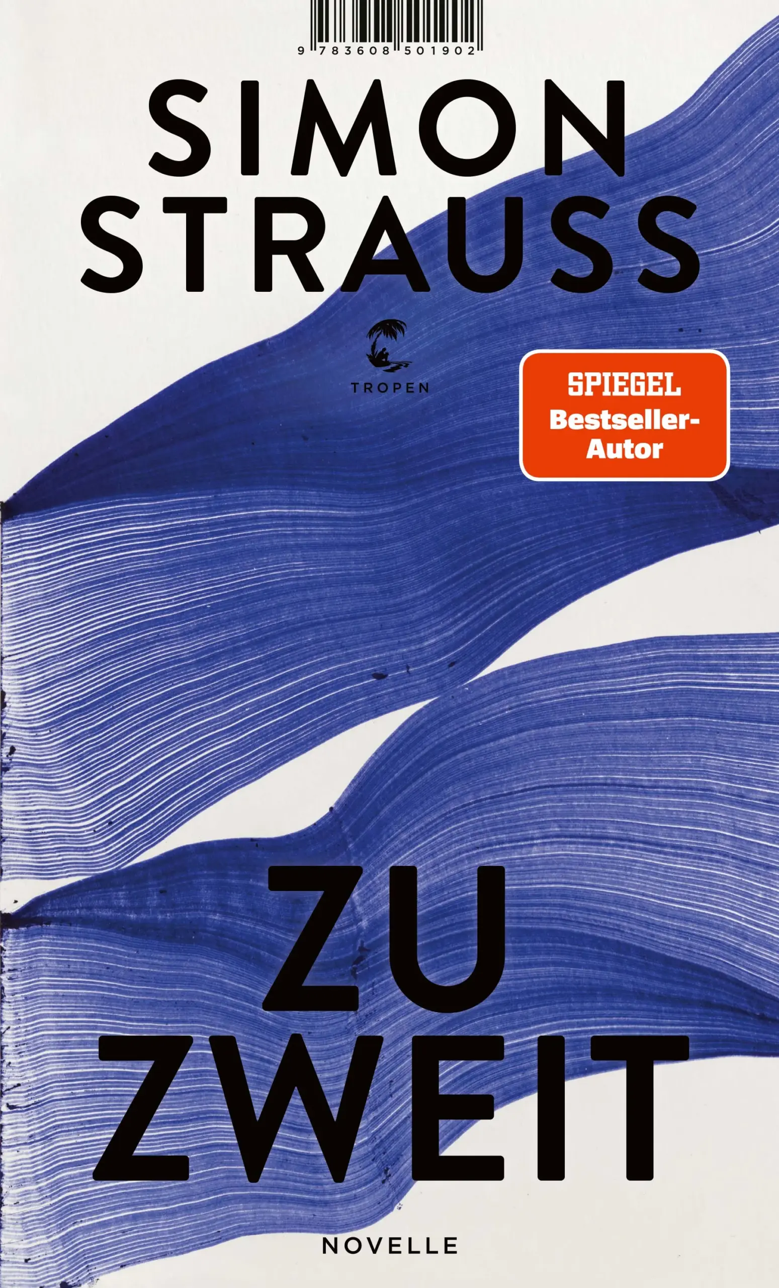 »Diese Geschichte tut schön weh.« Lars EidingerEin stiller Teppichhändler, der sich ganz den Häusern und Dingen verschrieben hat. Eine junge Frau, die sich auf ihr Talent zur Improvisation und ihr heiteres Wesen verlässt. Eine alte Stadt, die über Nacht von einer alptraumhaften Flut heimgesucht wird. Zwei Fremde, die das Schicksal in einer Nacht zusammenführt und die herausfinden müssen, was es heißt, zu zweit zu sein. Es ist Nacht und er kann nicht einschlafen. Auf das Dach schlägt der Regen. Irgendwann steht er auf und geht die Treppe hinunter. Kniehoch steht das Wasser im unteren Stock. Schuhe, Kleider, Schüsseln, Kissen schwimmen darin. Ein Hubschrauber ist dann und wann zu hören. Er zieht sich Stiefel an und geht hinaus, um Hilfe zu suchen. Eine Frau hat sich auf ein Floß gerettet. Sie treibt auf dem wilden Fluss, die Ufer gezeichnet von der Zerstörung. Alles, was sie ausgemacht hat, hilft ihr jetzt nicht mehr. Sie ist auf sich allein gestellt. Das Floß lässt sich nicht steuern, genauso wenig wie ihre Angst …Diese feine Novelle erzählt von einem Ausnahmezustand, einer Welt ohne festen Boden. Und sie fragt, wie zwei Fremde, die unterschiedlicher nicht sein könnten, doch zusammenfinden. Eine außergewöhnliche Liebesgeschichte mit einem besonderen Blick für all das, was unsere Welt im Verborgenen ausmacht.»Strauß hat einen schönen eigenen Tonfall, der das Zeitgenössische in sich trägt, aber dennoch auch den Sound der Väter kennt, (...) und zu schlichter Sinnlichkeit findet.« Florian Illies, Die Zeit»Erzählen bedeutet für Simon Strauß gelebten Essayismus im Stil eines Robert Musils.« Björn Hayer, Die Presse