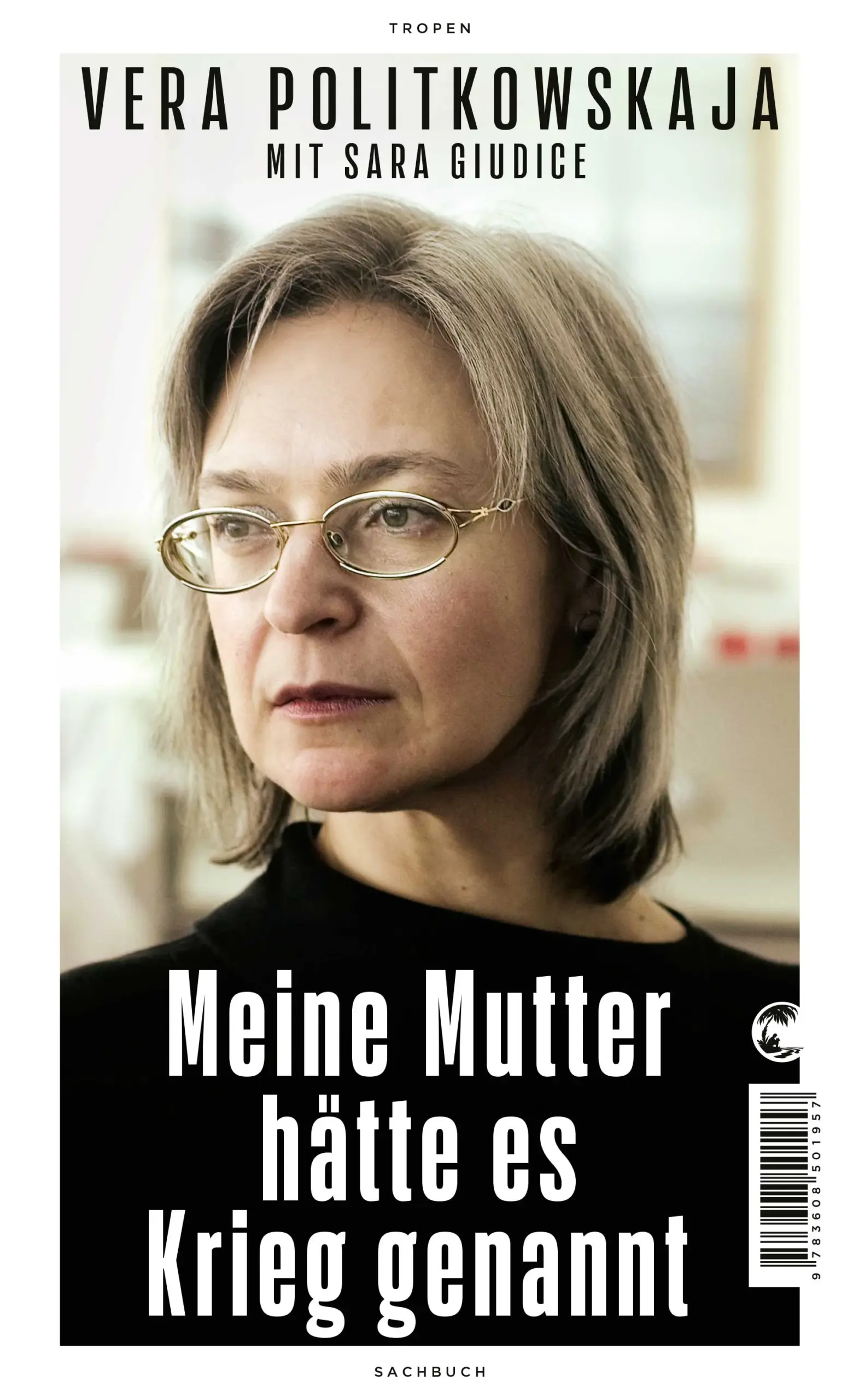 »Der Fall Politkowskaja steht symbolhaft für die Pressefreiheit« Angela MerkelAm 7. Oktober 2006 wird die Journalistin Anna Politkowskaja vor ihrer Wohnung in Moskau ermordet. Es ist das tragische Ende einer jahrzehntelangen Verfolgung durch den russischen Staatsapparat. Auf einen Schlag wird Anna Politkowskaja zur weltweiten Symbolfigur für den Kampf um Gerechtigkeit und Meinungsfreiheit. Bis heute gilt sie als eine der wichtigsten Kritikerinnen von Putins Russland. In diesem Buch erzählt ihre Tochter erstmals die ganze Geschichte ihrer Mutter: persönlich, bewegend und erschreckend aktuell.Als Anna Politkowskaja starb, war ihre Tochter Vera 26 Jahre alt. Mit diesem Buch setzt sie dem Vermächtnis ihrer Mutter ein Denkmal. Eindrücklich erzählt sie von ihrer Mutter als einem Vorbild, als einer Frau, die sich nicht einschüchtern ließ, als einer Frau, die es Krieg genannt hätte. Sie zeigt, wie deren kompromissloser politischer Kampf bis in die innersten Familienstrukturen hineinreichte, und auch, welche Schatten er warf. Vera Politkowskaja legt die Mechanismen des russischen Machtapparates offen und rückt unsere aktuellen politischen Debatten in ein neues Licht. Indem sie einen Blick zurück auf den letzten großen Russischen Krieg in Tschetschenien wirft, ergründet sie auch den Krieg unserer Tage.Dieses Buch ist ein Plädoyer für die Kraft der Wahrheit. Ein bewegendes Porträt und ein kämpferisches Manifest.»Ein schwarzer Blick in die Zukunft. Schwarz wie die Farbe des russischen Öls, mit dem hierzulande die Wohnzimmer geheizt werden. Es scheint höchste Zeit, einmal genauer nachzufragen, was für ein Land das eigentlich ist, aus dem es kommt.« WDR»Bis zu ihrer Ermordung am 07.10.2006 kannten nur diejenigen, die sich mit dem Tschetschenienkrieg befasst hatten, den Namen dieser mutigen Journalistin. Von einem Tag auf den anderen wurde ihr stets traurig-entschlossenes Gesicht zum Symbol für die Meinungsfreiheit.« Emmanuel Carrère»Anna Politkowskajas Aufschrei hallt noch immer nach, raubt einem den Atem und rüttelt das Gewissen auf.« Roberto Saviano
