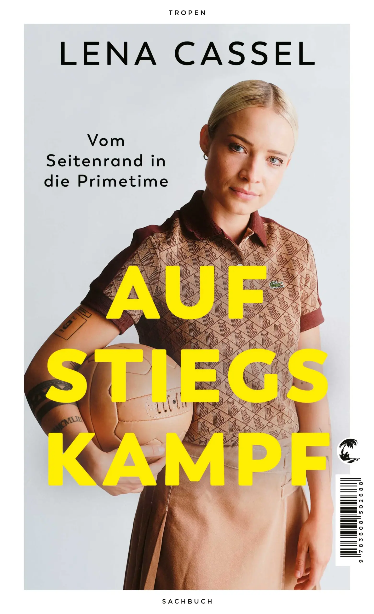 »Sind wir nicht schon weiter? Offensichtlich nicht. Deshalb ist Lena Cassels Buch so wichtig.« Anne WillArbeiterkind mit Bodenhaftung, queer, meinungsstark und humorvoll – Lena Cassel steht für eine neue Generation Sportjournalistinnen. Die Geschichte ihres Aufstiegs in der Männerwelt des Fußballs erzählt auch von der Wandlung eines Landes und seines liebsten Sports.Ohne den Fußball wäre Lena Cassel nicht die, die sie heute ist. Aber ohne Frauen wie sie wäre auch der Fußball nicht der, der er heute ist – ein Sport für alle.Lena Cassel kommt aus einfachen Verhältnissen. Früh entdeckt sie ihre Leidenschaft für den Fußball. Als Mädchen unter Jungs und als Frau unter Männern setzt sie sich durch. Als sie zur Sportschau wechselt, sitzt sie lange auf der Reservebank, auch genannt: Archiv-Redaktion. Angeblich »zu laut und zu bunt« für Vor-der-Kamera. Heute ist genau das ihr Markenzeichen. Lena Cassel blickt aber auch neben den Platz: Auf die Abende allein mit ihrer Schwester, weil die alleinerziehende Mutter nachts als Krankenschwester arbeitet. Auf die erste Liebe – eine Torhüterin, die nachts heimlich zu ihr durchs Fenster hereinklettert. Auf den frühen Verlust ihres Vaters, dem sie nicht mehr Auf Wiedersehen sagen konnte.Dies ist die Geschichte vom Erwachsenwerden einer Frau und eines Sports. Inspirierend, emotional und humorvoll. Von einer der gefragtesten Sportjournalistinnen und Podcasterinnen unserer Zeit.»Zwischen toxischer Männerdomäne und Milliardengeschäft zeigt Lena Cassel mit ihrer Geschichte, dass der Fußball mehr ist als das. Er ist der Kitt unsere Gesellschaft, der Heimat, Identifikation und Gemeinschaft bieten kann.« Markus Feldenkirchen»Der Fußball braucht dringend neue Perspektiven – und Lena Cassel ist die Verkörperung davon.« Laura Freigang, Nationalspielerin