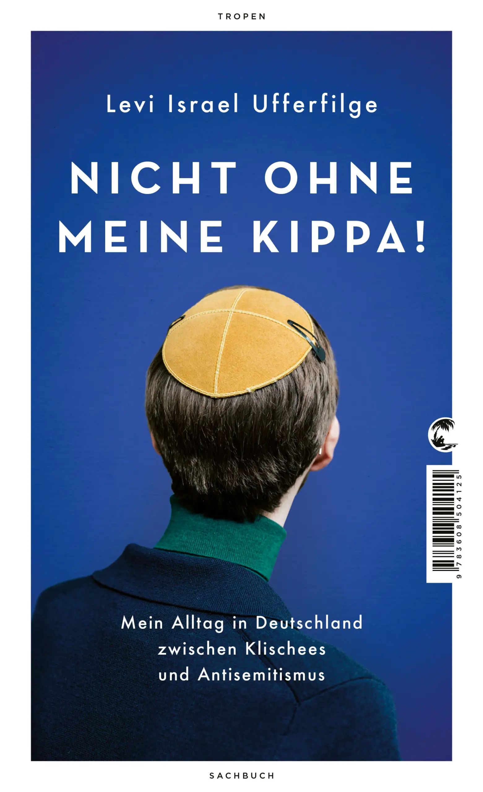 Mit Chuzpe gegen den HassOhne Kippa geht Levi Ufferfilge nicht aus dem Haus. Tagtäglich bestreitet er mit dem kleinen Stück Stoff auf dem Kopf seinen Alltag. Doch das Sichtbarsein als Jude bleibt nicht ohne Folgen: Antisemitische Anfeindungen, Beleidigungen und kuriose Begegnungen aller Art. Eine erhellende wie schockierende Erzählung über das Jüdischsein in Deutschland heute. Levi Ufferfilges »Käppchen«, wie seine Großmutter liebevoll zu sagen pflegt, ist sein ständiger Begleiter. Die Kippa ist nicht nur sein liebstes Kleidungsstück, sondern sie erinnert ihn auch an die Zugehörigkeit zum Volk Israel, seiner Religion, seiner Kultur und daran, dass stets etwas über ihn wacht. Damit gehört er zu den wenigen Deutschen, die sichtbar als Juden zu erkennen sind. Dass es immer noch gefährlich sein kann, seinen Glauben so offen zu zeigen, hat auch er zu spüren bekommen. Ob im Zug, beim Einkaufen oder auf der Straße, oft muss er als Dauer-Interviewpartner, als Zuhörer und Tröster herhalten und ist Projektions- und Angriffsfläche für allerhand Klischees über Juden. Manchmal ist es schwer, das auszuhalten. Doch Levi Ufferfilge lässt sich die Freiheit nicht nehmen, seine jüdische Identität offen zu zeigen. Damit ist er auch seinen Schülerinnen und Schülern ein Vorbild. Er lebt vor, wie man Religion, ihre Rituale und Traditionen, mit einem modernen Leben zusammenbringen kann und trägt damit dazu bei, das großartige jüdische Erbe wiederzuentdecken.