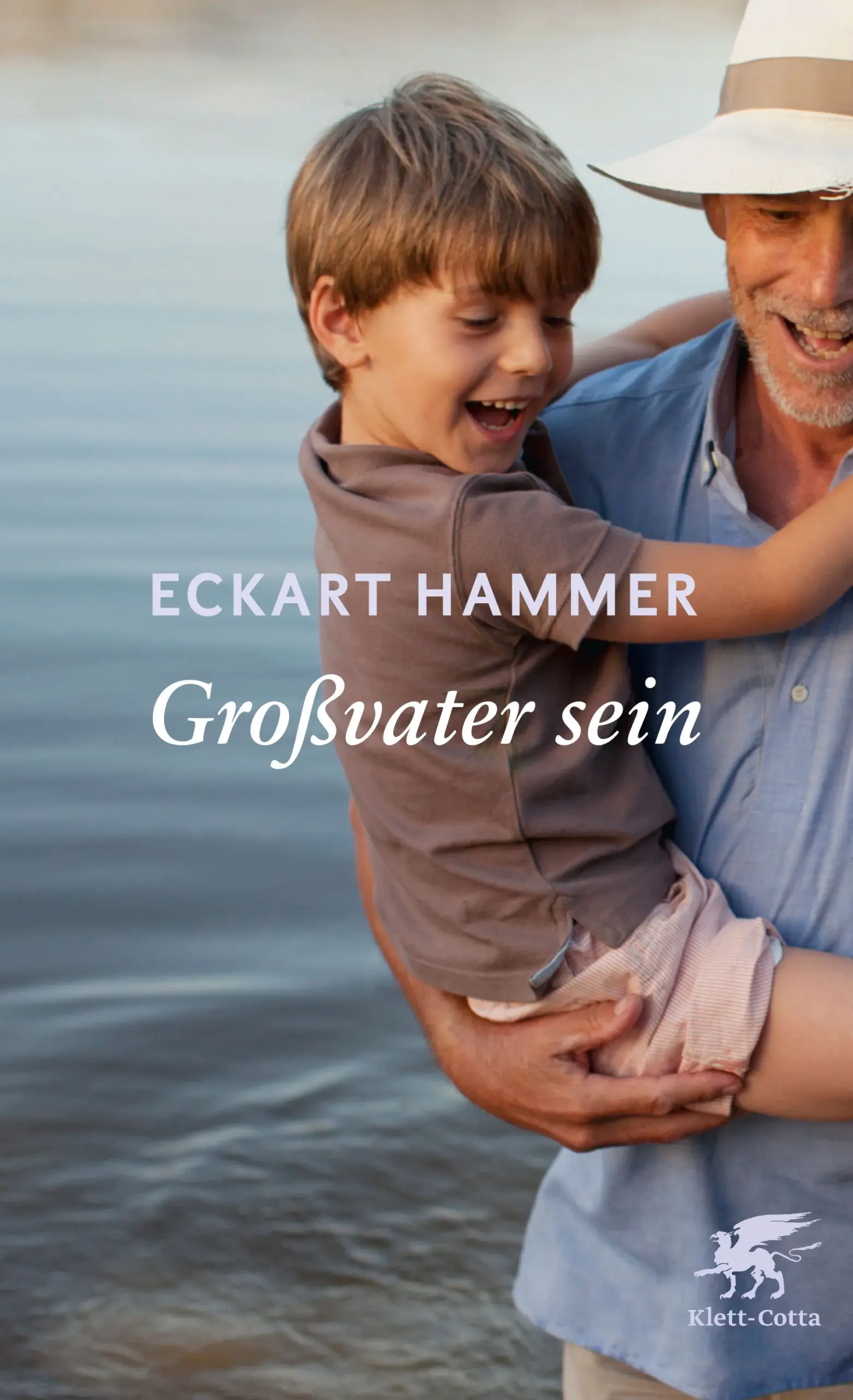Die eigene Rolle als Großvater zu entdecken, zu gestalten und zu genießen – dazu ermutigt dieses Buch. In der besonderen Beziehung zu den Enkeln besteht eine große Entwicklungschance, die es zu nutzen gilt. Ein Mut machendes Plädoyer für eine selbstbewusste und erfüllende Großvaterzeit. Das Großvater-Sein eröffnet Männern eine zweite Lebens- und Entwicklungschance: Sie können im Rentenalter neuen Lebenssinn und Erfüllung erfahren und das nachholen, was sie in der Beziehung zu ihren eigenen Kindern versäumt haben. Großväter sind für ihre Enkel eine Brücke in die Welt, in einer sich immer schneller drehenden Gesellschaft der verlässliche Pol, in stürmischen Familienzeiten der Fels in der Brandung und auch so etwas wie Lehrmeister der Vergänglichkeit.   Eine Herausforderung und Pionierarbeit, denn noch nie zuvor haben Enkel und Großväter eine derart lange Lebenszeit miteinander verbringen können: durchschnittlich 15 bis 20 Jahre.