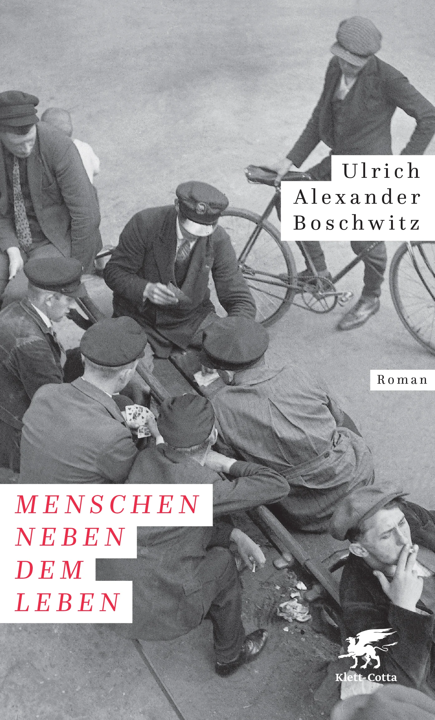 »Eine wahnsinnig packende Wiederentdeckung.« Hildegard Elisabeth Keller, SRF Nach der spektakulären literarischen Wiederentdeckung von »Der Reisende« erscheint nun auch der erste Roman von Ulrich Alexander Boschwitz zum ersten Mal auf Deutsch. Im Berlin der Zwanzigerjahre porträtiert »Menschen neben dem Leben« jene kleinen Leute, die nach Krieg und Weltwirtschaftskrise rein gar nichts mehr zu lachen haben und dennoch nicht aufhören, das Leben zu feiern.Leicht haben es die Protagonisten in Ulrich Alexander Boschwitz’ Debütroman nicht. Sie sind die wahren Verlierer der Wirtschaftskrise: Kriegsheimkehrer, Bettler, Prostituierte, Verrückte. Doch abends zieht es sie alle in den Fröhlichen Waidmann. Die einen zum Trinken, die anderen zu Musik und Tanz. Sie treibt die Sehnsucht nach ein paar sorglosen Stunden, bevor sich der graue Alltag am nächsten Morgen wieder erhebt. Doch dann tanzt die Frau des blinden Sonnenbergs mit einem Mal mit Grissmann, der sich im Waidmann eine Frau angeln will und den Jähzorn des gehörnten Ehemanns unterschätzt. Und so nimmt das Verhängnis im Fröhlichen Waidmann seinen Lauf, bis sich neue Liebschaften gefunden haben, genügend Bier und Pfefferminzschnaps ausgeschenkt wurde und der nächste Morgen graut. Wie durch ein Brennglas seziert der zu diesem Zeitpunkt gerade mal zweiundzwanzigjährige Autor das Berliner Lumpenproletariat der Zwischenkriegsjahre.