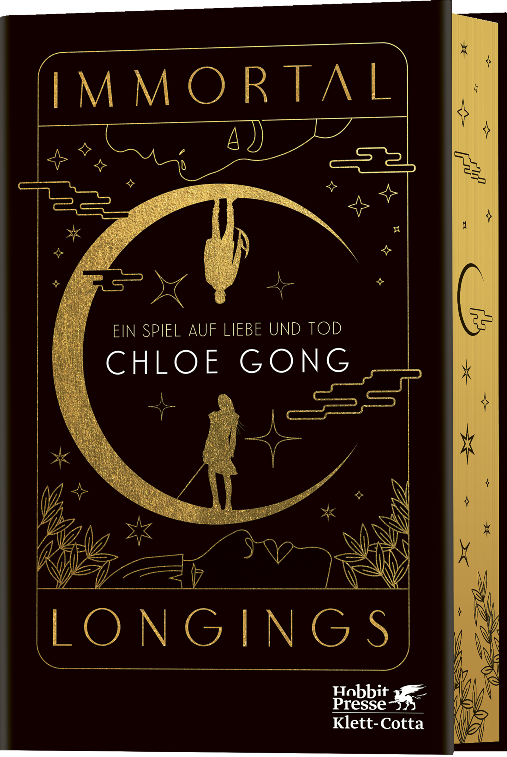 »Immortal Longings ist die perfekte Mischung aus Spannung und Romance.« Glamour.co.ukDer neue »Enemies to Lovers«-Fantasyroman von TikTok Sensation Chloe Gong in limitierter Erstauflage mit wunderschön gestaltetem FarbschnittJedes Jahr strömen Tausende nach San-Er, der gefährlichen, engbesiedelten Hauptstadt des Königreichs von Talin. Dort richtet der Palast jährlich eine Reihe tödlicher Spiele aus. Diejenigen, die sich ihrer magischen Fähigkeit, zwischen Körpern hin- und herzuspringen, sicher genug sind, können dort an einem Kampf auf Leben und Tod teilnehmen – mit der Chance, unvorstellbare Reichtümer zu gewinnen.Prinzessin Calla ist untergetaucht, seit sie ihre Eltern ermordet hat, weil sie das Volk von Talin von der tyrannischen Königsfamilie befreien will. Nur eine Person steht ihr dabei noch im Weg: ihr extrem zurückgezogen lebender Onkel, König Kasa. Wenn sie die Spiele gewinnt, hat sie endlich die Chance, ihm nahe genug zu kommen, um ihn zu töten. Ihr gegenüber steht Anton, ein junger Mann, der sich tief verschuldet hat. Die Spiele zu gewinnen ist seine letzte Chance, seine im Koma liegende Jugendliebe und sich selbst vor seinen Schuldnern zu retten. Als Anton Calla ein unerwartetes Bündnis vorschlägt, entwickelt sich ihre Partnerschaft schnell zu einer leidenschaftlichen, alles verzehrenden Verbindung. Doch bevor die Spiele enden, muss Calla sich entscheiden, wofür sie spielt – für ihren Geliebten oder ihr Königreich. Denn egal was passiert, nur einer von ihnen kann das Spiel lebend verlassen...»Immortal Longings ist eines dieser Bücher, die man nicht aus der Hand legen kann.« The Fantasy Hive»Chloe Gong verwebt meisterhaft eine komplizierte Welt, moralisch vielschichtige Charaktere und eine fesselnde Erzählung« Voice Magazine