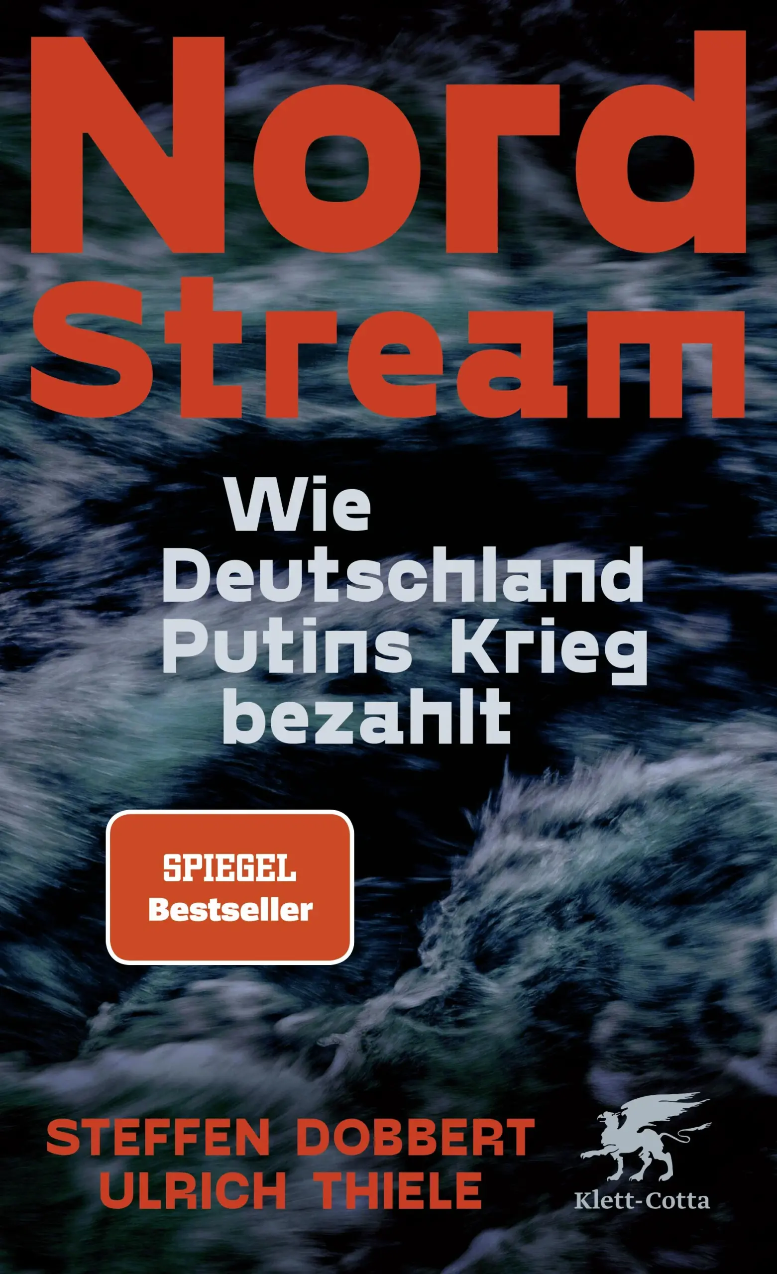 SPIEGEL-BestsellerDie Wahrheit hinter Nord Stream und wie deutsche Politiker zu Komplizen Putins wurden.»Ihr Buch ist nicht nur ein wichtiges Dokument der Naivität, groben Fahrlässigkeit und Korruption, sondern auch eine journalistische Meisterleistung.« Y. Landenberger, tazNord Stream 2 ist Teil des russischen Angriffskrieges in Europa. Die Erfolgsmethoden: ein mächtiges Netzwerk und strategische Korruption. Deutsche Behörden hintergehen die Bundeswehr und geben geheime NATO-Daten an Gazprom weiter. SPD-Ministerpräsidenten stellen sich in den Dienst des russischen Kriegstreibers. Erstmals porträtieren die Autoren alle wichtigen Personen der Affäre und decken die geheimen Machenschaften des Kremls auf.Jahrelang kämpft die Landesregierung in Mecklenburg-Vorpommern für den Bau der russischen Ostsee-Pipeline und stellt sich in den Dienst Putins. Ungestört baut Gazprom in Deutschland ein korruptives Netzwerk auf. Steffen Dobbert und Ulrich Thiele enthüllen besorgniserregende Zusammenhänge: Warum fließen 200 Millionen Euro aus Moskau an die deutsche Ostseeküste? Weshalb gibt eine deutsche Behörde geheime NATO-Daten an Gazprom weiter? Wieso ignoriert die Bundesregierung ukrainische Warnungen vor einer Kriegseskalation? Und sie zeigen, wie dutzende Volksvertreter sich für die Energieaußenpolitik Putins einsetzen, wie ein Ex-Spion der DDR einen folgenschweren Deal mit Gerhard Schröder und Manuela Schwesig verabredet und wie ein geheimes Schiff in der Ostsee an der Fertigstellung der Pipeline arbeitet. Sie entlarven die Strategien, mit denen Putin die EU spaltet, die Ukraine schwächt und Entscheidungsprozesse in Demokratien manipuliert.
