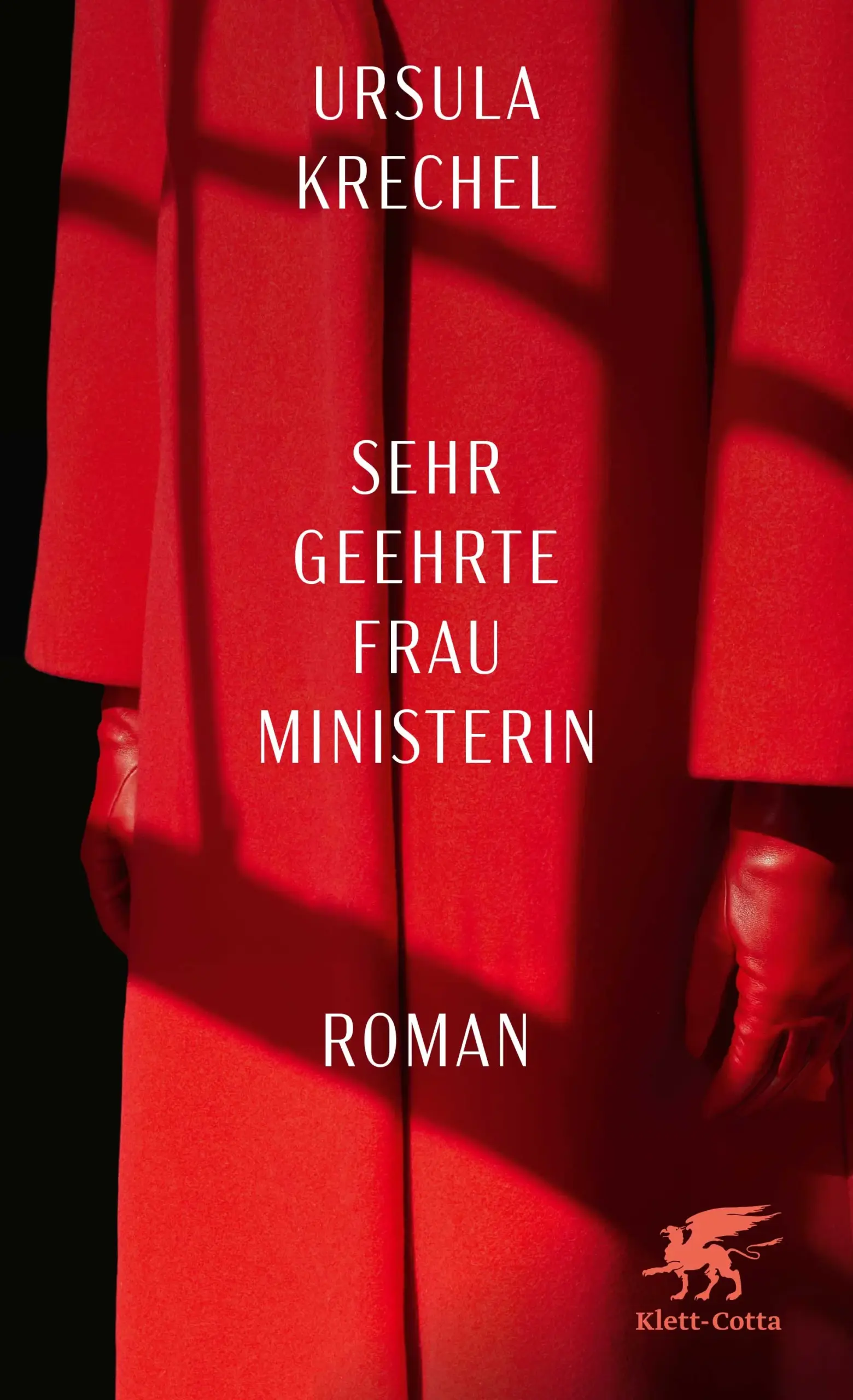 Georg-Büchner-Preis 2025100 Beste Bücher des Jahres der ZEIT»Frau Ministerin, ich gratuliere Ihnen zu Ihrem Sohn.«Ein radikal gegenwärtiger Roman über die abgründigen Beziehungen zwischen Söhnen und ihren Müttern. Mit einer Sprachkraft, die Staunen macht, erzählt die preisgekrönte Schriftstellerin Ursula Krechel von symbiotischer Mutterschaft, von existenziell gefährdeten Frauen und von politischer Gewalt.Mit seiner Mutter sprechen zu müssen, ist für den Sohn von Eva Patarak ein Staatsverbrechen. Für Eva hingegen ist es ein Verbrechen, dass ihr Sohn und sie offenbar ausspioniert werden. Welches Ziel verfolgt die Lateinlehrerin Silke Aschauer mit ihrer Observation? Will sie etwa einen Roman schreiben? Bieten die grausamen Familienverhältnisse der Antike, die sie für den Unterricht aufbereitet, nicht ausreichend Stoff für Faszination? Fest steht nur: Silke hält längst nicht alle Fäden in der Hand, denn ihr eigener Körper hat einen blutigen Aufstand gegen sie angezettelt, der sie in die Rolle der Patientin zwingt. In ihrer Ohnmacht wenden sich beide Frauen an die Justizministerin – ohne zu ahnen, in welche Gefahr sie die Staatsvertreterin damit bringen. Ursula Krechel schreibt in ihrem hoch politischen und stilistisch herausragenden Roman eine Kulturgeschichte aller Frauen – von einer römischen Kaisermutter zu einer Studienrätin, von einer Verkäuferin in einem kleinen Kräuterimperium zu einer Ministerin. Es ist die Geschichte ihres Widerstands gegen die Gewalt, die ihnen physisch und psychisch zugemutet wird.»Niemand erzählt so formbewusst wie Ursula Krechel.« Andreas Platthaus, FAZ»Mit ihr zeichnet die Deutsche Akademie für Sprache und Dichtung eine Autorin aus, die in ihren Gedichten, Theaterstücken, Hörspielen, Romanen und Essays den Verheerungen der deutschen Geschichte und Verhärtungen der Gegenwart die Kraft ihrer Literatur entgegensetzt. […] Das Thema der Selbstbehauptung, Wiederentdeckung und Fortentwicklung weiblicher Autorschaft zieht sich als roter Faden durch ihr gesamtes Schaffen.« Jury des Georg-Büchner-Preises