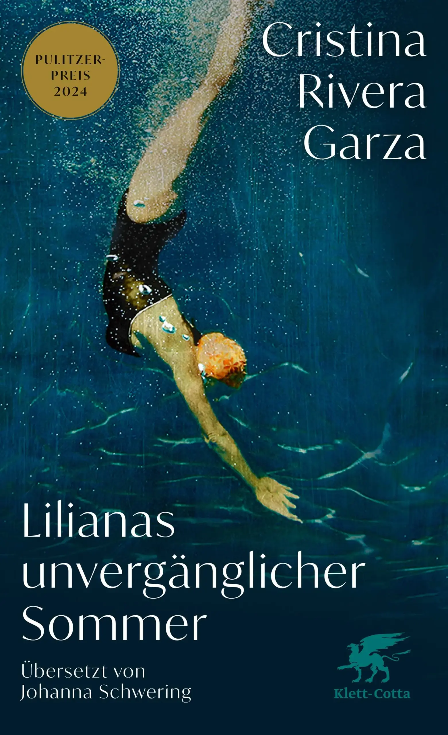 »Cristina Rivera Garza hat etwas fast Magisches geschrieben: den Versuch, das Leben von Liliana wiederzuerlangen. Dieses Buch ist eine Offenbarung.« Mariana Enriquez»Lilianas unvergänglicher Sommer« ist das intime und zugleich vielschichtige Porträt einer Schwester. Es ist die aufwühlende Suche nach den Spuren einer jungen Frau. Es ist der unbedingte Wunsch, nach dem und über das Grauen zu schreiben und die eigene Trauer zuzulassen. Es ist ein funkelndes literarisches Werk von weltweiter Strahlkraft.Liliana kann besser schwimmen als ihre ältere Schwester, ist größer und aufgeschlossener. Sie hat einen festen Freund, sie studiert, schlägt sich die Nächte mit ihren Freundinnen um die Ohren. Sie trennt sich von ihrem Freund, lernt, geht ins Kino. Und dann: wird Liliana Rivera Garza ermordet. Der Täter ist ihr Ex-Partner, seither nicht verurteilt. 29 Jahre später kehrt die preisgekrönte Autorin Cristina Rivera Garza aus den USA nach Mexiko zurück, um sich dem Andenken an ihre Schwester Liliana zu widmen. Doch der Erinnerung an Liliana, an die Unbeschwertheit ihrer Jugend, an ihr Leben und ihr Sterben steht die Bürokratie der Justiz entgegen – und die Sprache. Die Sprache, um die Cristina Rivera Garza ringt, ist eine, die es nicht gibt, die es nicht geben kann, die es geben muss. Es ist eine Sprache, in der ein zu früh verlorenes Leben verstanden werden kann. Und die den Lebensfunken einer jungen, ausgelöschten Frau neu entfacht.