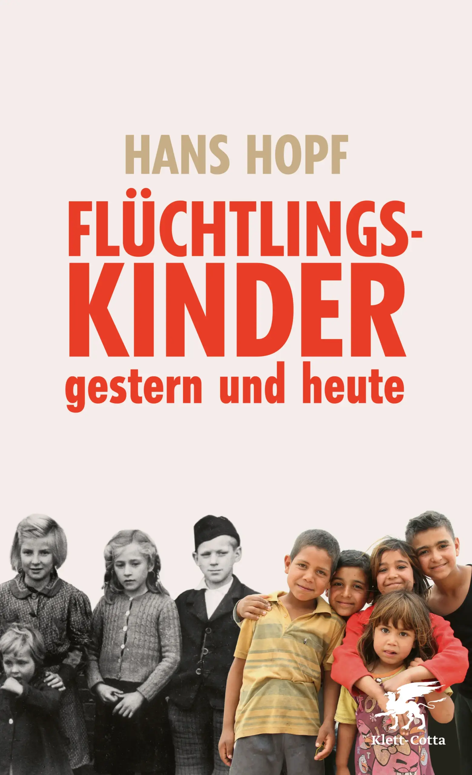 Als Kind hat der bekannte Kindertherapeut Hans Hopf selbst Flucht und Vertreibung erlebt. Die Parallelen der heutigen Situation zur Nachkriegszeit liegen auf der Hand, doch aus den damaligen Erfahrungen wird nicht gelernt. Dabei wissen Psychotherapie und Pädagogik, worauf es bei der Integration dieser Menschen ankommt.Die Eingliederung der Asylsuchenden stellt unsere Gesellschaft in den nächsten Jahren vor eine ihrer größten Herausforderungen. Unter ihnen befinden sich auffallend viele Jungen und junge Männer, die ohne ihre Familien geflohen und auf sich alleine gestellt sind. Hans Hopf zeigt die Gemeinsamkeiten, aber auch die Unterschiede der Situation der damaligen und heutigen Flüchtlingskinder auf und erklärt auf der Grundlage seiner eigenen persönlichen Erfahrungen, seiner Kenntnisse als Psychoanalytiker und seiner jahrelangen Erfahrung als therapeutischer Heimleiter, was getan werden muss und wie eine Integration gelingen kann.
