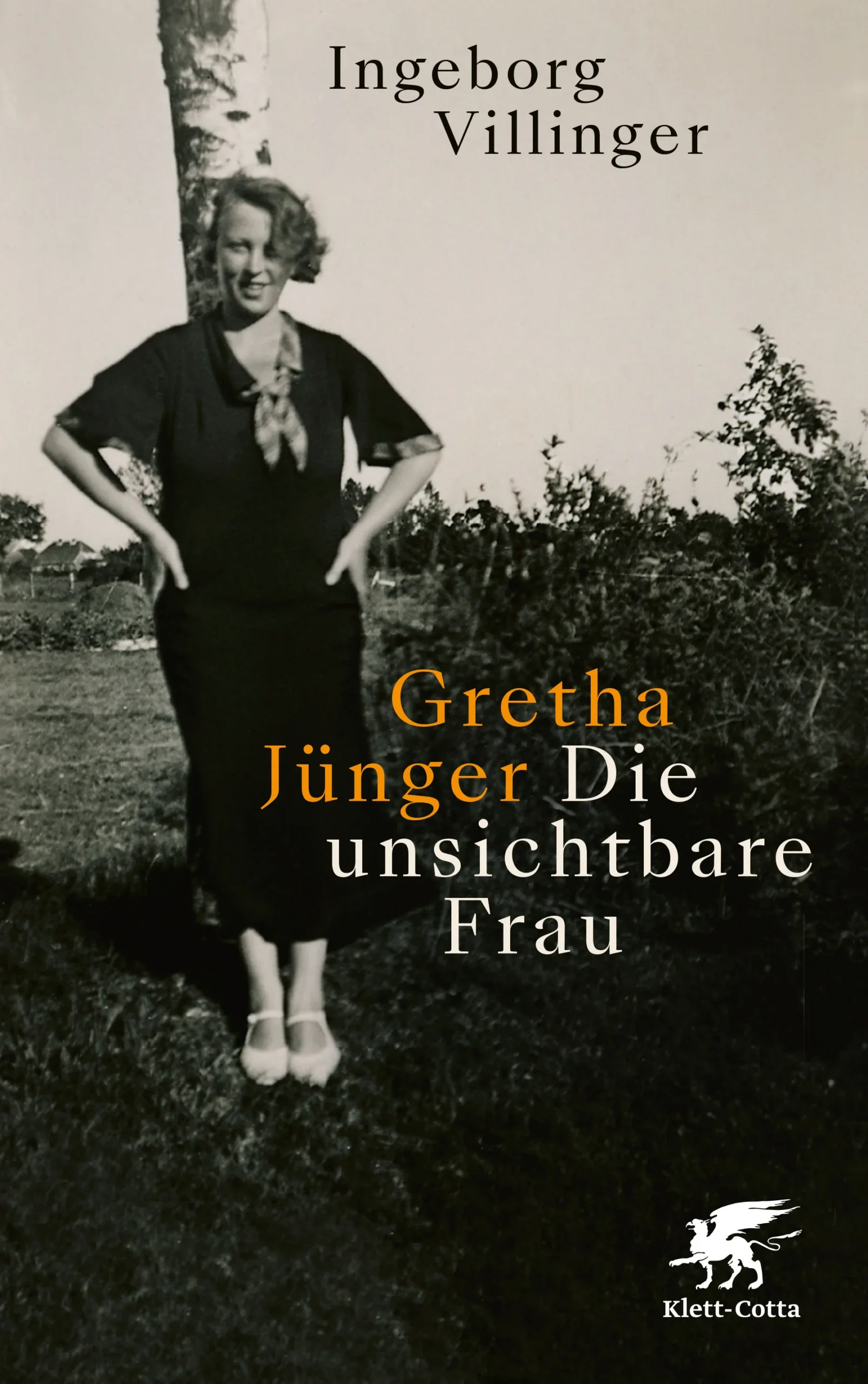 »Resignation ist meine Sache nicht.« Gretha Jünger Gretha Jünger: Pianistin, Bühnenkünstlerin, souveräne Literatin und Briefeschreiberin, Ehefrau von Ernst Jünger. Dieses Porträt macht das Leben einer Frau sichtbar, die sich stets im Spannungsfeld zwischen Selbstbehauptung und Konvention bewegte. Ihr Leben und ihre literarischen Arbeiten sind ein Spiegel jener Zwänge, die aus Geschlechterdifferenzen, politischen Umbrüchen und intellektuellem Leben hervorgehen.Gretha von Jeinsen heißt die Pianistin, Bühnenkünstlerin und Schriftstellerin, die als Ehefrau von Ernst Jünger ihr Leben an dessen Seite verbrachte. Doch wie viel ist von ihr tatsächlich bekannt? Aufgewachsen im wilhelminisch- preußischen Hannover, lehnte sie die zeittypische weibliche Sozialisation ab, befreite sich aus der bürgerlichen »Gretchen-Welt«, um erst die Bühne zu erobern und später Schriftstellerin zu werden. Ein Leben lang rang die belesene Gretha von Jeinsen um weibliche und künstlerische Autonomie, doch ihr männlich geprägtes Umfeld sowie das zutiefst asymmetrische Geschlechterverhältnis zwischen ihr und Ernst Jünger prägen ihr Leben nachhaltig. Die einengenden gesellschaftlichen Normen schlagen sich in ihren literarischen Arbeiten ebenso nieder wie die politischen und sozialen Umbrüche ihrer Zeit. Von Kaiserreich und Weimarer Republik spannt sich ihr Leben über zwei Weltkriege hinweg. So wird in dieser Biographie in besonderer Intensität das Leben einer Frau und Künstlerin erzählt, in dem sich ein halbes Jahrhundert deutscher Kultur- und Politikgeschichte spiegelt.