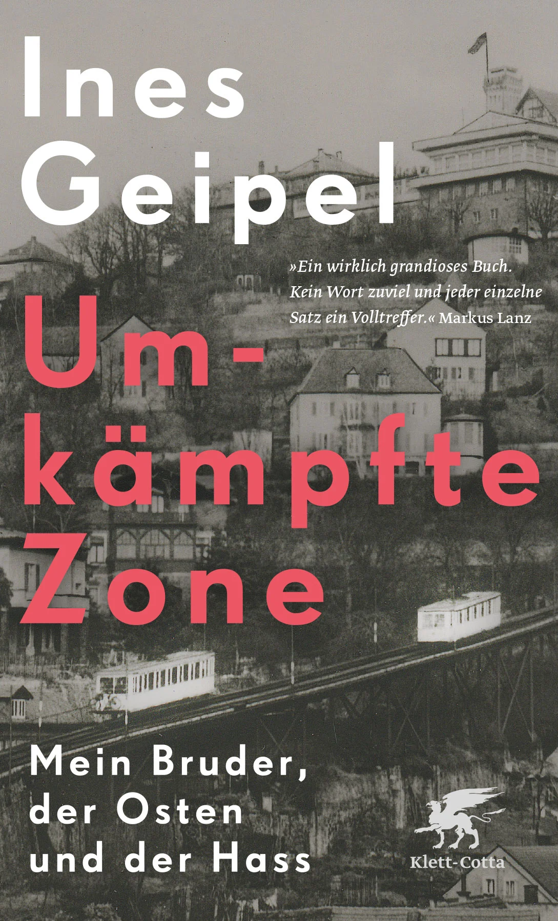 Woher kommt die große Wut im Osten?Fremdenfeindlichkeit und Hass auf »den Staat«: Verlieren wir den Osten Deutschlands? Das Buch sucht Antworten auf das Warum der Radikalisierung, ohne die aktuell bestimmende Opfererzählung nach 1989 zu bedienen. Es erzählt von den Schweigegeboten nach dem Ende der NS-Zeit, der Geschichtsklitterung der DDR und den politischen Umschreibungen nach der deutschen Einheit. Verdrängung und Verleugnung prägen die Gesellschaft bis ins Private hinein, wie die Autorin mit der eigenen Familiengeschichte eindrucksvoll erzählt.»Ein wirklich grandioses Buch. Kein Wort zu viel und jeder einzelne Satzein Volltreffer. Eins der wichtigsten Bücher des Jahres.«Markus Lanz, ZDF - Markus Lanz, 11.04.2019Seit 2015 haben sich die politischen Koordinaten unseres Landes stark verändert – insbesondere im Osten Deutschlands. Was hat die breite Zustimmung zu Pegida, AfD und rechtsextremem Gedankengut möglich gemacht? Ines Geipel folgt den politischen Mythenbildungen des neu gegründeten DDR-Staates, seinen Schweigegeboten, Lügen und seinem Angstsystem, das alles ideologisch Unpassende harsch attackierte. Seriöse Vergangenheitsbewältigung konnte unter diesen Umständen nicht stattfinden. Vielmehr wurde eine gezielte Vergessenspolitik wirksam, die sich auch in den Familien spiegelte – paradigmatisch sichtbar in der Familiengeschichte der Autorin. Gemeinsam mit ihrem Bruder, den sie in seinen letzten Lebenswochen begleitete, steigt Ines Geipel in die »Krypta der Familie« hinab.Verdrängtes und Verleugnetes in der Familie korrespondiert mit dem kollektiven Gedächtnisverlust. Die Spuren führen zu unserer nationalen Krise in Deutschland.»Das Buch 