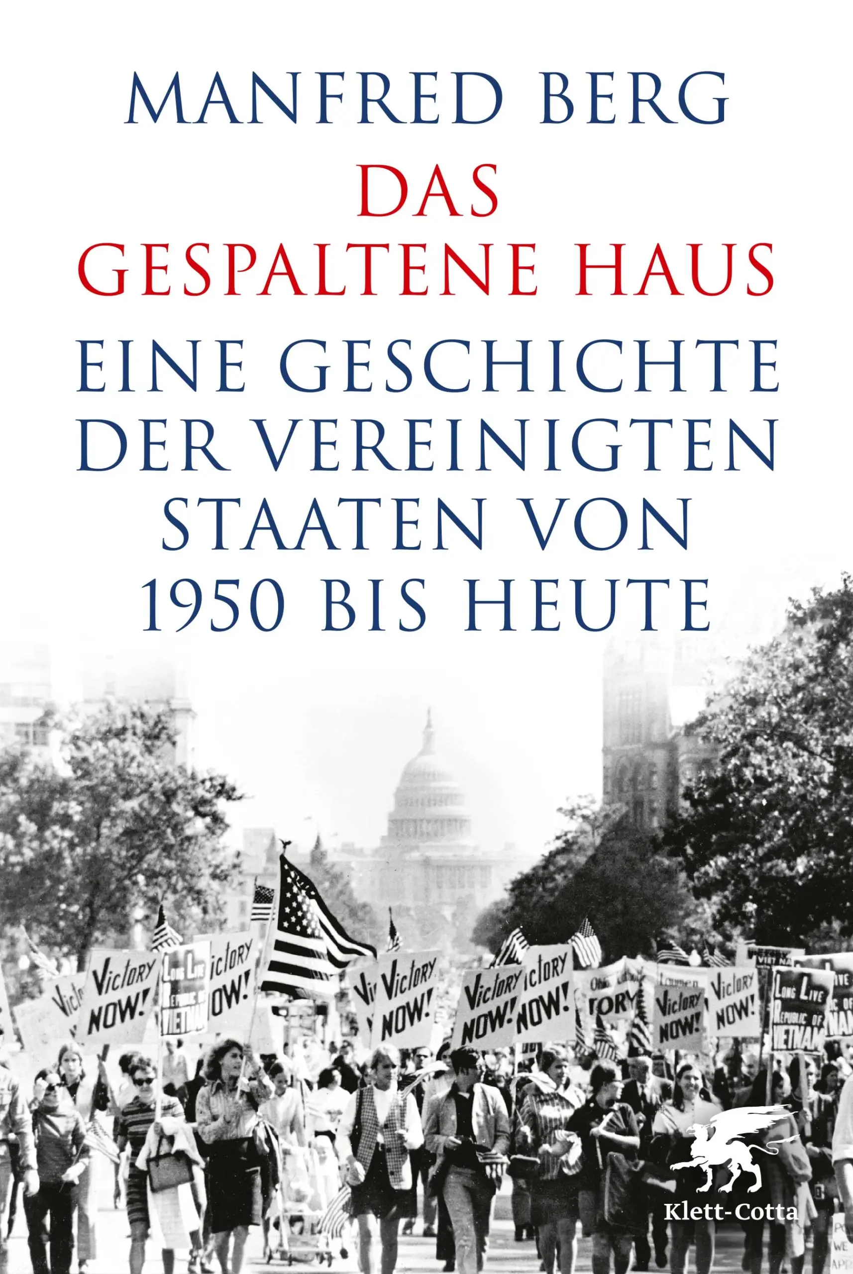 Wie die amerikanische Demokratie zum Krisenfall wurdeManfred Berg, einer der besten Kenner der USA, erzählt die lange Geschichte einer fortschreitenden Spaltung, die das Land an den Rand eines neuen Bürgerkriegs geführt hat. Sein glänzend geschriebenes Buch bietet eine umfassende Darstellung und Analyse der politischen, wirtschaftlichen, sozialen und kulturellen Konflikte, die Donald Trumps Aufstieg ermöglicht haben, aber nicht verschwinden werden, wenn er von der politischen Bühne abtritt.In den 1950er Jahren galten die USA als Vorbild einer stabilen Demokratie, in der ein breiter Konsens über die gesellschaftliche und politische Ordnung herrschte. In den 1960er Jahren jedoch zerbrach dieser Konsens in den Auseinandersetzungen über den Vietnamkrieg, den Rassenkonflikt und die Kulturrevolution der Radical Sixties. In den folgenden Jahrzehnten veränderten Globalisierung, Einwanderung, Wertewandel und Medienrevolution die amerikanische Gesellschaft dramatisch, führten aber gleichzeitig zu unerbittlichen Kulturkämpfen und einem lange unterschätzten Polarisierungs- und Radikalisierungsschub, der insbesondere das konservative Milieu erfasste. Heute stehen sich rote und blaue Staaten, Republikaner und Demokraten, Konservative und Liberale als unversöhnliche Feinde gegenüber. Die amerikanische Demokratie ist zum Krisenfall geworden. Wer die Krise der amerikanischen Demokratie und ihre jüngere Geschichte verstehen will, dem bietet dies Buch umfassende historische Orientierung.