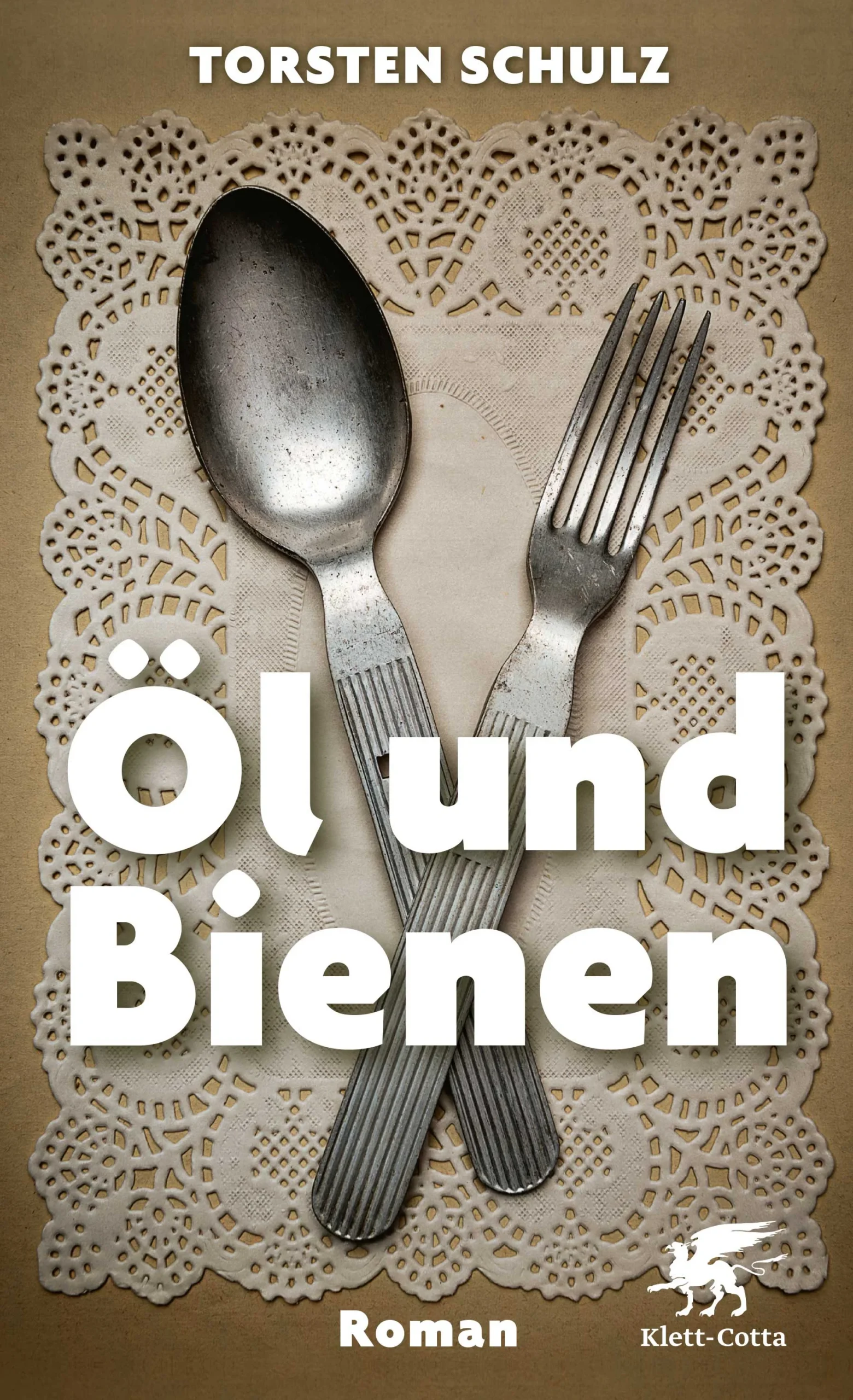 Die Zeiten, in denen man in Beutenberge den Siegeszug des Erdöls ersehnte, sind längst vorbei. Stattdessen hoffen Lothar Ihm und seine Freunde höchstens noch auf die nächste geschmuggelte Platte aus dem Westen. Doch dann fällt ein Schwarm heiratswilliger Frauen in das havelländische Provinznest ein, und nichts bleibt mehr, wie es war. Ein herrlich skurriler DDR-Roman über die Beharrlichkeit von alten und neuen Mythen.Den Männern in der Familie Wutzner liegt das Aufspüren von Erdöl in den Genen. Kaum stapfen sie durch die Havelländische Heide, schon scheint unter ihren Füßen der Boden zu vibrieren. Dumm nur, dass das sprudelnde schwarze Gold jedes Mal wieder versiegt, wenn man es aus dem Boden holen will. Als der Staat in den 20er Jahren die Siedlung Beutenberge errichtete, glaubten die Bewohner noch an die verheißungsvollen Erdölquellen. Doch inzwischen ist man in der Realität angekommen, und Lothar Ihm, dem letzten Nachfahren der Wutznerschen Dynastie, bleibt nichts Besseres übrig als mit seinen DDR-Kumpanen Blutblase und Krücke im hauseigenen Garten dem Bier zuzusprechen und zu der aus dem Westen eingeschmuggelten Musik ausdrucksvoll mit dem Kopf zu nicken. Bis dann eines Tages ein Schwarm Frauen anrückt und Schluss ist mit der friedlichen männlichen Existenz zwischen Alkohol und Rockmusik.