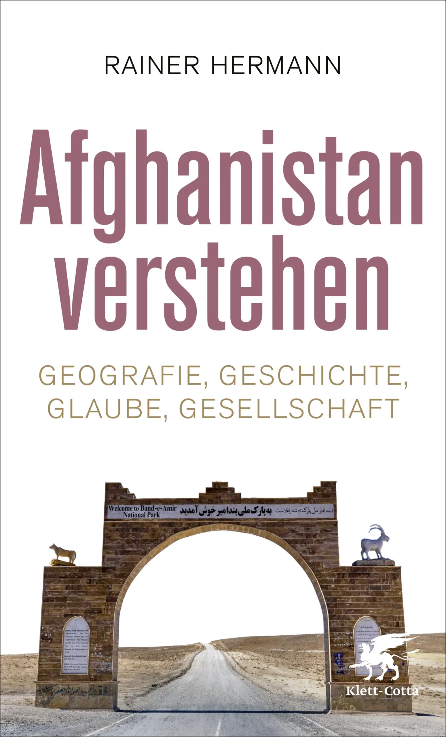 Afghanistan beschäftigt die Weltgemeinschaft seit Jahrzehnten: Rainer Hermann, einer der besten Kenner des Nahen Ostens, schildert und erklärt Geschichte, Gesellschaft, Glaube und Geopolitik einer von Kriegen erschütterten Weltregion. Eine prägnante Überblicksdarstellung in zugänglicher Sprache, die das erforderliche Wissen vermittelt, um die Vorgänge in Afghanistan einordnen und verstehen zu können.Afghanistans Geschichte ist eine Abfolge von Kriegen und Gewalt. Immer wieder wollten ausländische Mächte das Land wegen seiner strategischen Lage zwischen großen Kulturkreisen als Pufferzone ihrer Einflusssphäre einverleiben. Seit Alexander dem Großen erlebten die fremden Eroberer jedoch, dass sie das Land zwar rasch besetzen können. Noch nie ist es einer Macht aber gelungen, sich dauerhaft gegen den Freiheitswillen der Afghanen festzusetzen. Die Afghanen waren sich immer nur im Kampf gegen die Eindringlinge einig, und gescheitert sind alle Versuche, das Land nach fremden Vorbildern zu modernisieren. Als Objekt der Begierde fremder Mächte und aufgrund der inneren Zerrissenheit hat sich das Land am Hindukusch nie entwickelt und ist vor allem in den ländlichen Gebieten rückständig geblieben. Eindringlich zeigt der Autor, warum die Geschehnisse in Afghanistan uns alle etwas angehen und wir uns nicht mit einer passiven Zuschauerrolle begnügen können. Zugleich entwirft der Autor Szenarien möglicher Entwicklungen in Afghanistan und zeigt Optionen für den Westen auf.