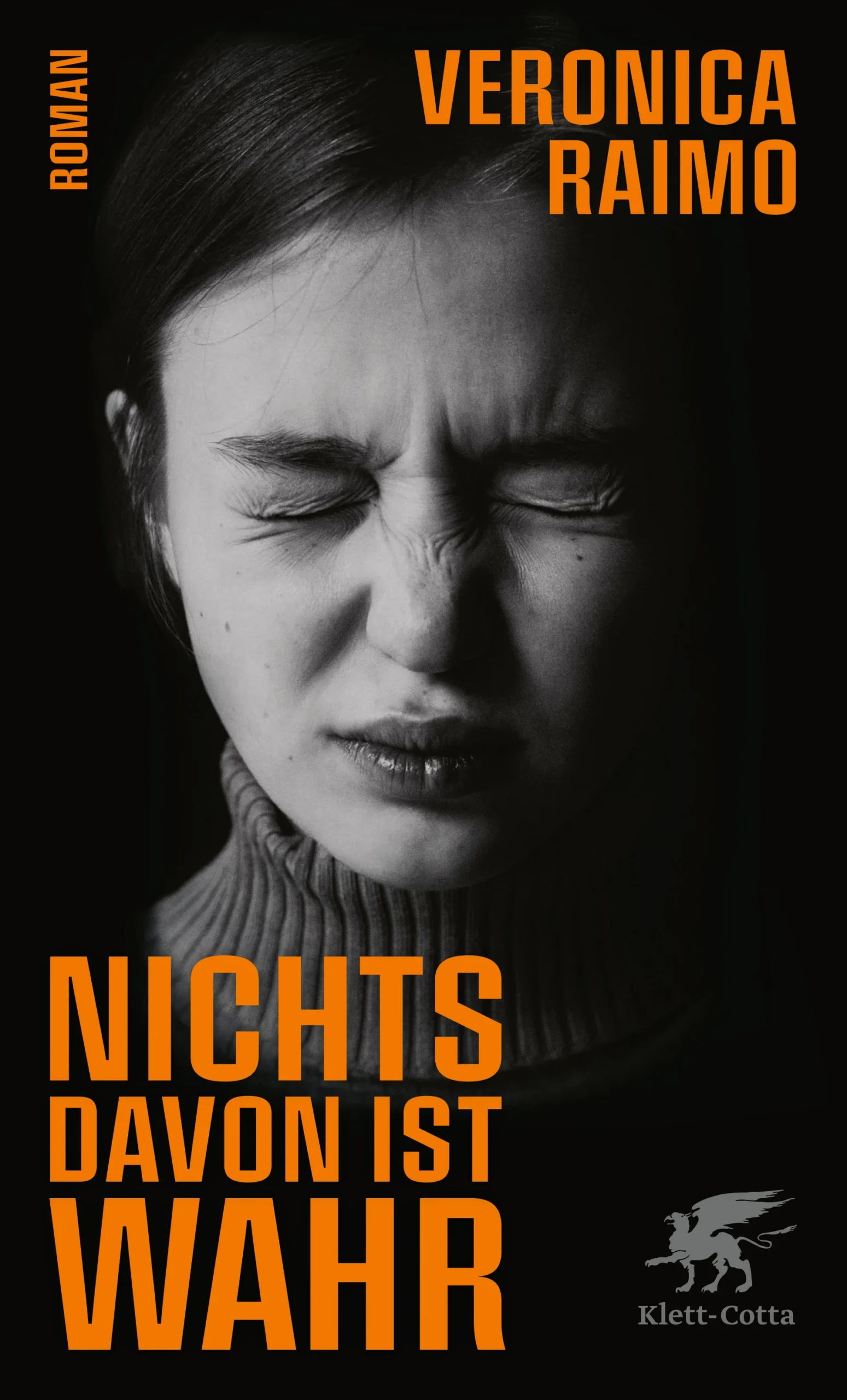 »Ein Roman wie eine Party: Die Sprache schlägt Funken, stürzt sich ins Vergnügen und dringt bis in die verborgensten Winkel.« Claudia Durastanti Veronica Raimo erzählt von den Zumutungen des Erwachsenwerdens in einer ganz normalen unnormalen Familie. Dafür hat sie eine neue, so zarte wie präzise Sprache gefunden. Mit wunderbarem Humor zeichnet sie das ebenso chaotische wie wahrhaftige Bild einer jungen Frau im 21. Jahrhundert.Veronica fragt sich, wie sie zu der Frau werden konnte, die sie ist. Ihre Erinnerungen führen sie zurück in ihre gelinde gesagt eigenartige Familie. Es vergeht keine Party, bei der nicht irgendwann das Telefon klingelt und Helikopter-Mama Francesca anruft. Der Vater möchte, dass sich die Familie nur noch von Konservendosen ernährt, die vor dem Reaktorunglück von Tschernobyl eingeschweißt wurden, und baut in seiner Freizeit immer weitere zusätzliche Trennmauern in die Wohnung ein. Und dann gibt es auch noch den Bruder, eine Nervensäge und aufmerksamkeitsversessenes Genie. Dabei ist es schon so schwer genug, vom Mädchen zur Frau zu werden, und das am besten erfolgreich, emanzipiert und glücklich. Mit der preisgekrönten, autofiktionalen Tragikomödie »Nichts davon ist wahr« hat Veronica Raimo ein sehr lustiges Buch über die Tücken und Abgründe des Lebens geschrieben.