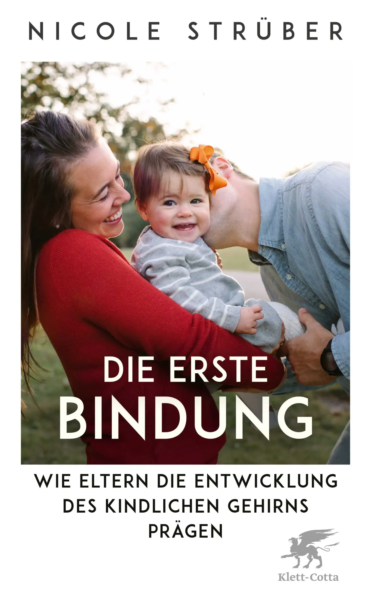 Neurobiologische Erkenntnisse über die erste Bindung verständlich erklärtDas menschliche Gehirn ist dafür verantwortlich, wie wir fühlen und wie wir uns verhalten. Aber warum tickt das Gehirn bei jedem unterschiedlich? Warum kann der eine gut mit Stress umgehen und der andere nicht? Nicole Strüber erklärt, wie unser Gehirn durch unsere Gene und allerfrühesten Erfahrungen beeinflusst wird und warum die frühen Bindungserfahrungen so wichtig für unsere weitere Entwicklung sind.