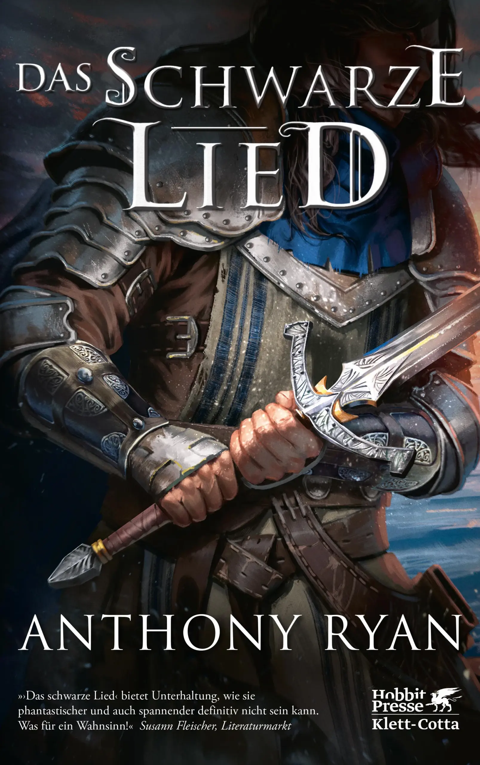 »Fantasy in einer unvergleichlich sagenhaften Atmosphäre« Fantasy Book ReviewDie Stahlhorde hat das Ehrwürdige Königreich verwüstet, indem sie einen Feuer- und Blutsturm entfesselte. Kehlbrand, der Anführer dieser gewaltigen Streitmacht, ein Warlord, der sich selbst für ein gottgleiches Wesen hält, richtet nun seine gierigen Augen auf die anderen umliegenden Reiche. Es gibt niemanden, der diesen Wahnsinnigen aufhalten könnte, außer vielleicht einen: Vaelin al Sorna. Vaelin ist aber auf der Flucht und seine Armee ist schwer angeschlagen und befindet sich in Auflösung. Und da ist noch ein größeres Übel. Das Schwarze Lied, das sein eigenes Lied des Blutes ersetzen soll, welches ihn einst zum unbezwingbaren Kämpfer machte, ist kein Segen mehr, sondern ein Fluch...