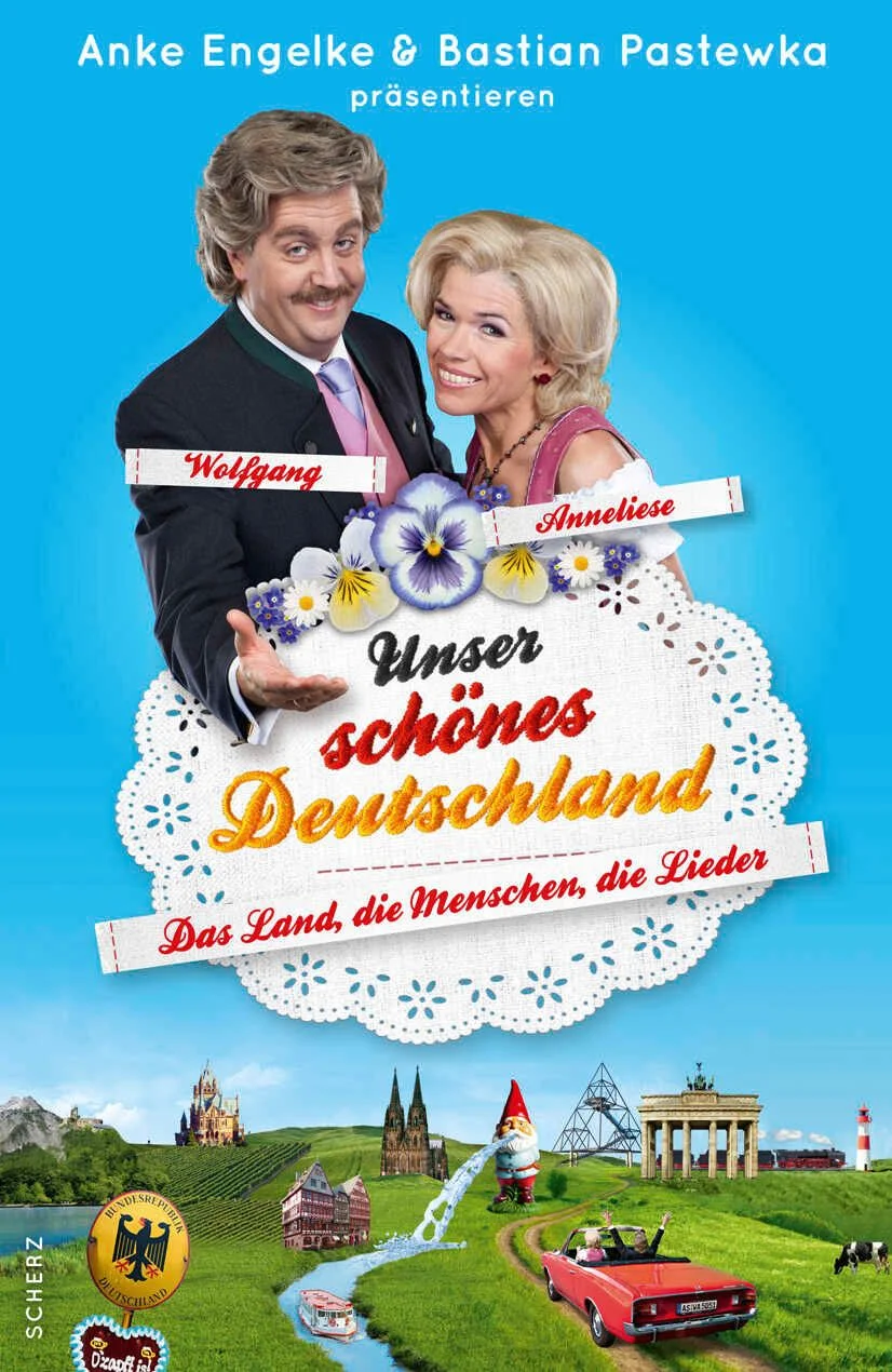 Die zwei komischsten Menschen im deutschen Fernsehen auf einer Reise durch die Fallhöhen und Untiefen der Heimat: Von der Romantik-Route übers Ruhrgebiet bis in den Spreewald entdecken Wolfgang und Anneliese eine Sehenswürdigkeit nach der anderen, singen ihre größten Hits und treffen viele zauberhafte Menschen – aber auch ihre eigenen Fans. Und im Erzgebirge schließlich die Dynastie der Brömseklötens … Eine komplett unvergessliche Deutschland-Reise!»Deutschland – das Land, in dem wir leben, lieben, singen, tanzen und Freude haben. Und in dem wir irgendwann auch sterben werden. Zumindest hoffe ich, dass ich in meiner Heimat sterben werde. Und dass ich nach Wolfgang sterbe, um wenigstens noch ein paar schöne Jahre zu haben.«Anneliese Funzfichler»Wir fahren weiter Richtung Brocken, dem Berg, wo die hässlichen Hexen wohnen. Da treffen wir bestimmt Annelieses Mutter! Kleiner Spaß. Los geht’s, ich freu mich schon!«Wolfgang Funzfichler
