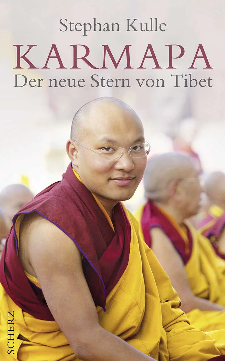 Karmapa - Das faszinierende Portrait eines außergewöhnlichen spirituellen OberhauptsDer 17. Gyalwang Karmapa Ogyen Trinley Dorje ist das Oberhaupt der Karma-Kagyü-Linie, der ältesten Reinkarnationslinie der Welt, und damit nach dem Dalai Lama das höchste geistliche Oberhaupt Tibets. Von vielen Tibetern und buddhistischen Anhängern weltweit wird er bereits als Gott verehrt und als Zukunft und neues Gesicht Tibets gesehen.Der Journalist und Theologe Stephan Kulle hat den erst 26-jährigen Karmapa in dessen Exil in Dharamsala und an anderen Orten viele Male getroffen und in persönlichen Gesprächen so gut kennengelernt wie kein anderer westlicher Journalist oder Besucher. In diesem Buch zeichnet er ein einzigartiges und intimes Portrait des Karmapa, das ihn nicht nur als möglichen neuen spirituellen Führer Tibets zeigt, sondern vor allem auch als außergewöhnlichen Menschen - hautnah und aus allernächster Nähe.Ein spannendes und aufschlussreiches Sachbuch über Spiritualität, Buddhismus und die Zukunft Tibets, das faszinierende Einblicke in die Welt eines der wichtigsten religiösen Oberhäupter unserer Zeit gewährt.