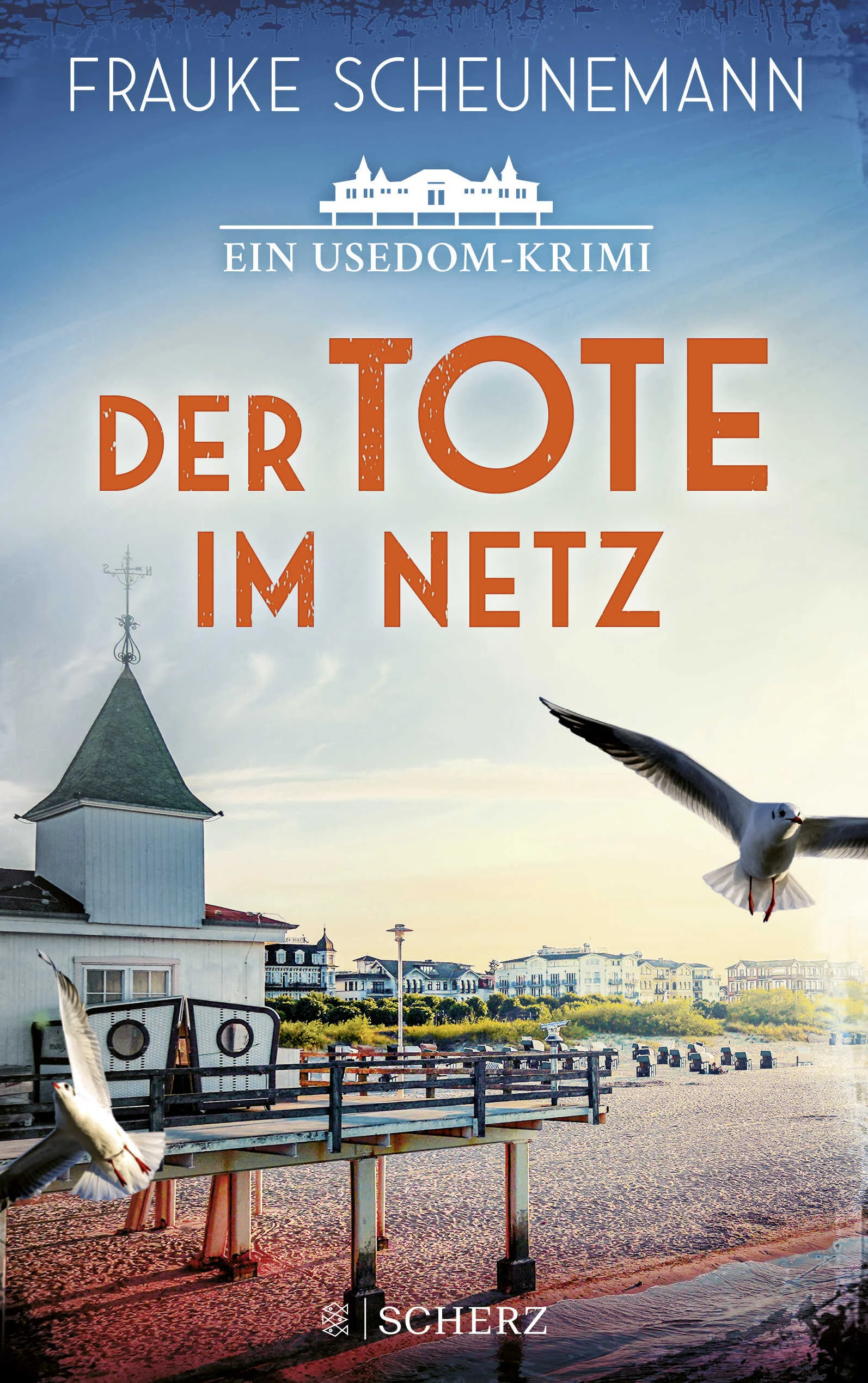 Auf der Sonneninsel Usedom lauert das Verbrechen – der erste Fall für Radioreporterin Franziska Mai und Kommissar Kay LorenzIm Seebad Heringsdorf auf Usedom herrscht Aufruhr: Bäderland-Radio, der kleine Ostsee-Lokalsender, soll von einem größeren Konkurrenten geschluckt werden. Radioreporterin Franziska Mai ist zwar der Liebe wegen auf die Insel gezogen, aber nun gilt es, ihren Job zu retten. Ihre Idee: ein neues Format, bei dem die Usedomer alles auf den Tisch bringen können, was ihnen unter den Nägeln brennt. Und Franziska versucht zu helfen. Aber bald geht es nicht mehr um Nachbarschaftsstreitigkeiten, sondern um den Mord an einem Fischer, der tot in sein eigenes Netz gewickelt im Hafen von Zeglin gefunden wird – in seine Brust das Wort »Rache« eingeritzt.Franziska wittert ihre Chance und mischt sich in die Ermittlungen ein. Und kommt nicht nur Kommissar Kay Lorenz ins Gehege, sondern auch dem Mörder gefährlich nahe.