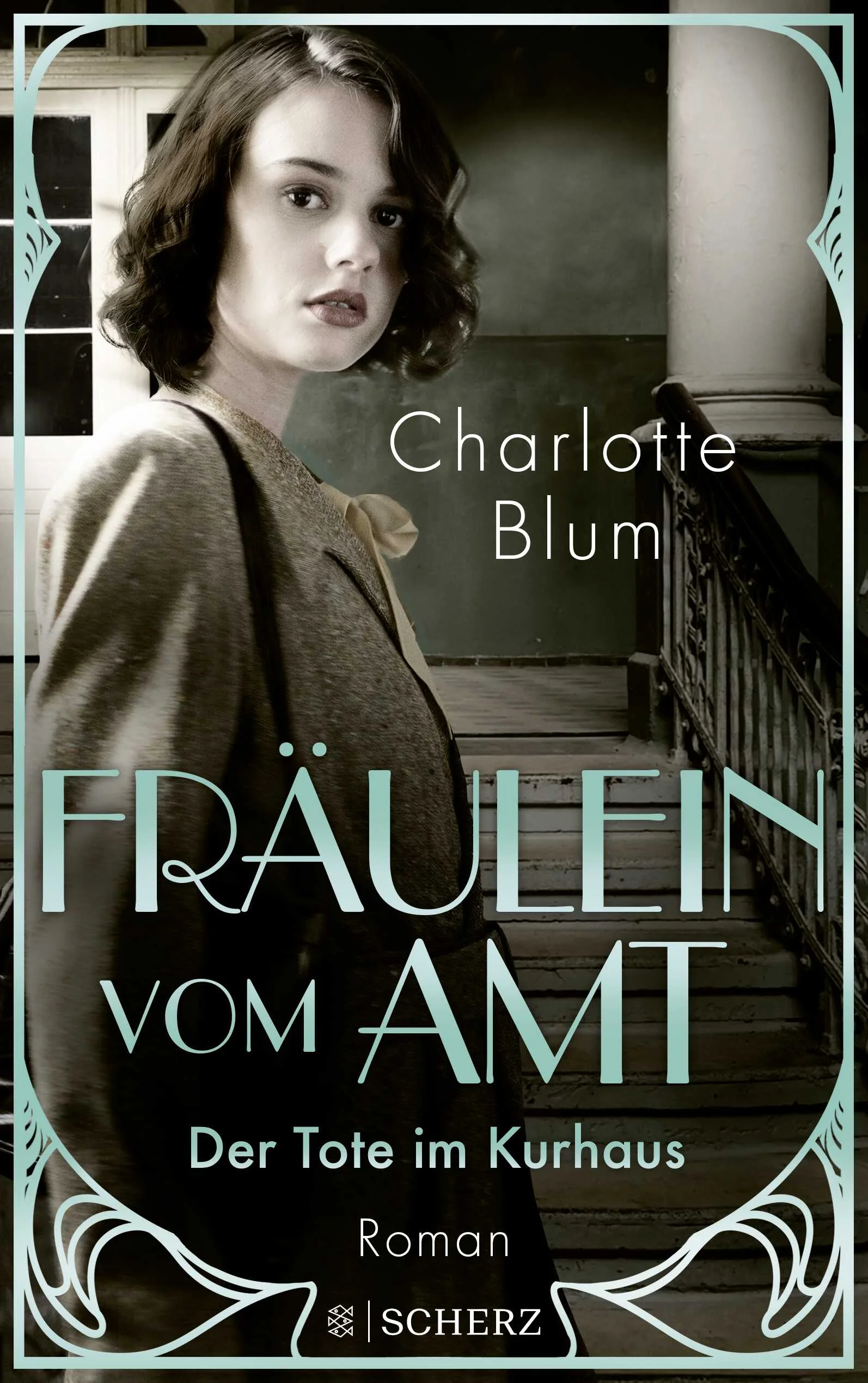 Alma Täuber ermittelt zwischen rauschenden Festen und Ägyptenfieber – der zweite Fall für das Fräulein vom AmtBaden-Baden 1924. Die ganze Stadt befindet sich im Ägyptenfieber, seit bekannt ist, dass im Kurhaus Verdis »Aida« aufgeführt wird. Die anschließende Premierenfeier unter dem Motto »Legenden des Nil« wird zum rauschenden Höhepunkt, der jedoch ein abruptes Ende findet, als der Tenor ermordet aufgefunden wird. Das Fräulein vom Amt Alma Täuber ist entsetzt, war sie doch selbst Gast der Feier, zu der ihre Freundin Emmi die Ausstattung entworfen hatte. Ausgerechnet Emmis Freund und Verehrer August wird schnell zum Hauptverdächtigen. Emmi ist verzweifelt, und Alma kann nicht anders, als ihre Fühler auszustrecken.Dabei kommt sie hautnah in Berührung mit Eifersuchtsdramen, einem schwierigen Opernensemble und altägyptischen Artefakten. Und bringt sich trotz Warnung von Kriminalkommissar Ludwig Schiller selbst in höchste Gefahr.