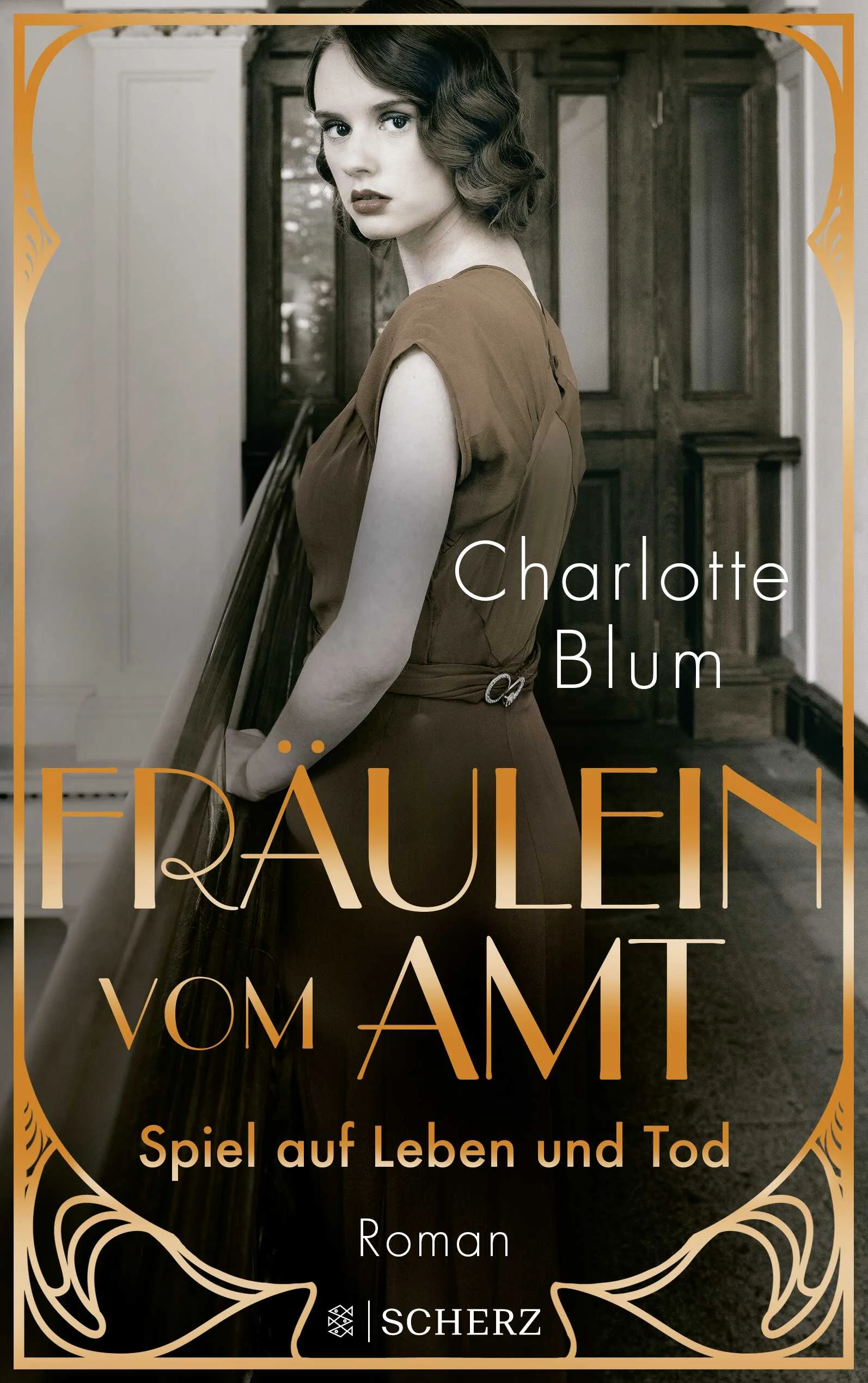 Alma Täuber ermittelt zwischen Schachspiel-Begeisterung und mysteriösen Vorkommnissen – der dritte Fall für das Fräulein vom AmtBaden-Baden 1925. Die Kurstadt wird von begeisterten Schach-Anhängern überrannt und brummt wie zur Sommerfrische. Alle wollen das Internationale Schachturnier im prachtvollen Turniersaal des Kurhauses verfolgen. Auch das Fräulein vom Amt Alma Täuber und ihre Freundin Emmi hat das Schachfieber gepackt. Bis ein tragisches Unglück Almas gesamte Aufmerksamkeit fordert.Gertrude, die Cousine einer Kollegin, wurde tot in einer Wäschetrommel der Waschdampfanstalt gefunden. Die Polizei geht von Unfall oder Selbsttötung aus. Doch Alma erscheint beides eher unwahrscheinlich. Entgegen der Warnung ihres Freundes – Kriminalkommissar Ludwig Schiller – beginnt sie, Gertrudes Umfeld zu befragen. Und sieht im verruchten Tanzlokal Libelle etwas, das nicht für ihre Augen bestimmt ist. Wusste auch Gertrude davon? Und hat sie das das Leben gekostet?