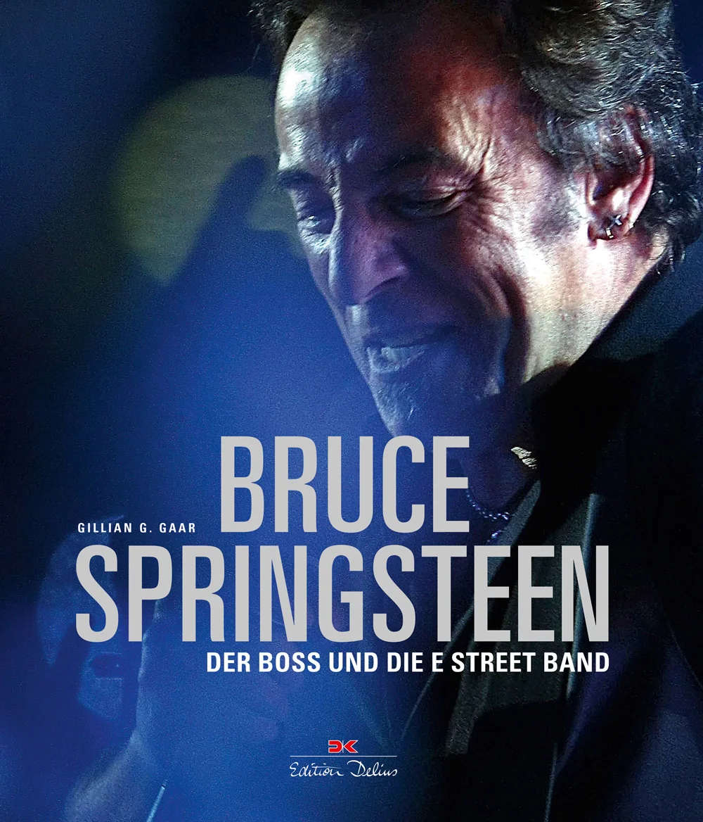 „Ich habe die Zukunft des Rock ’n’ Roll gesehen, ihr Name ist Bruce Springsteen“ schrieb der Musikkritiker Jon Landau nach einem Konzert von Bruce Springsteen und der E Street Band im Jahr 1974. Heute hat diese Zukunft des Rock ’n‘ Roll um die 130 Millionen Tonträger und DVDs verkauft, 20 Grammys gewonnen und ist für den Soundtrack zu Philadelphia mit einem Oscar geehrt worden. Mit „Born in the USA“ schuf der Sänger, Songwriter und Rockmusiker eines der meistverkauften Alben der Rockgeschichte und seine Autobiografie „Born to run“ stand monatelang auf den Bestsellerlisten. Das berühmte Zitat von Jon Landau über den „Jersey Boy“ hat sich mehr als bewahrheitet.The Boss – seine Songs, seine Alben, sein LebenEs sind die Songs, die Bruce Springsteen so erfolgreich machten: authentische Rockmusik, die auch Einflüsse von Folk, Blues und Country enthält, mit anspruchsvollen Texten, die ihn zum Chronisten des US-amerikanischen Alltags machten.Gillian G. Gaar, Musikjournalistin und Autorin, stellt in ihrem Buch Bruce Springsteen. Der Boss und die E Street Band nicht nur sämtliche Alben vor, sie lässt uns auch am Leben und Werdegang des Rockmusikers teilhaben:• Diskografie mit allen Bruce Springsteen Alben und Covern • Hintergrundwissen zu seiner Musik und Karriere • Atmosphärische Fotos von Konzerten und seltene Aufnahmen aus den AnfangsjahrenEinmal Boss, immer Boss – blättern Sie sich durch das Leben von Bruce Springsteen!