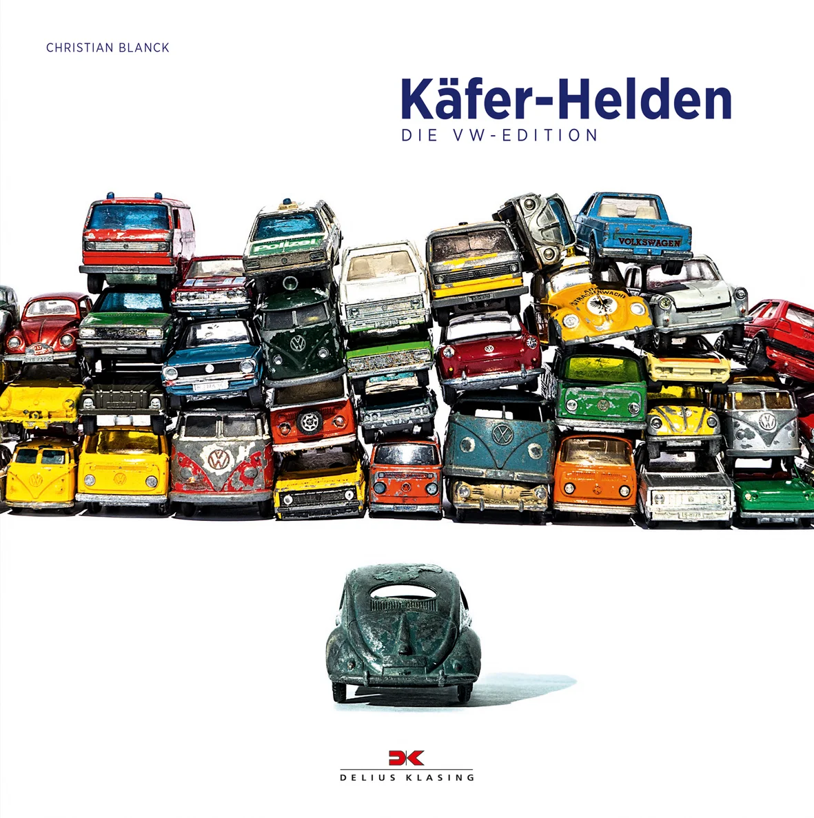 Käfer-Helden: Spielzeugautos mit Charakter Kult-Autos im Miniatur-Format: Christian Blanck ließ in „Kinderzimmerhelden“ die Modellautos seiner Kindheit wieder auferstehen. Nun setzt er seine Sammlung von VW Käfer Spielzeugautos auf seine unverwechselbare Art in Szene. Kratzer und Dellen zeugen von heißen Rennen, bei denen sich die Kontrahenten nichts geschenkt haben. Hier blättert die Farbe ab, dort fehlt ein Rad, dort eine Tür. Sie sind nicht mehr sehr ansehnlich und sie sind gewiss keine in Plastik eingeschweißten Sammlerstücke. Sie sind echtes Spielzeug: verkratzt, zerbeult und geliebt. Christian Blanck zeigt uns auf seinen Fotos die Spuren der Liebe, die von den vielen Stunden erzählen, in denen man selbstvergessen im Spiel versinken konnte: • Mehr als Blechspielzeug: die schönsten VW-Modelle und ihre Geschichte • Eine Zeitreise in Kindertage mit Siku, Matchbox, Corgi und Hot Wheels• Neuer Blick auf alte Autos: Spielautos aus der Kindheit liebevoll in Szene gesetzt • Entdecken Sie die bunte Welt der VW-Modelle: vom VW Käfer, Bulli, Scirocco, über Karmann Ghia, Golf und Polo – wie einst der Parkplatz auf dem heimischen Wohnzimmerteppich.• Fortsetzung des erfolgreichen Bildbands „Kinderzimmerhelden“• Originelles Geschenk für alle Auto-Liebhaber und Käfer-FansDie schönsten VW Käfer Modellautos einzigartig fotografiertWie im Autoquartett können wir durch verschiedene Kategorien blättern: Familienkutschen, Sportwagen, Einsatzfahrzeuge, Filmautos, Custom-Cars und vieles mehr. Im Laufe ihres Autolebens haben die Miniatur-Kinderzimmerhelden ihre individuelle Patina erhalten und werden so zu unverwechselbaren Unikaten. Zu wertvoll, um in einer Schachtel auf dem Dachboden zu verstauben, befand Christian Blanck und holte seine alte Kamera wieder hervor. So entstand mit „Käfer-Helden“ eine sehr persönliche Liebeserklärung an die schönsten Modellautos: kleine Käfer ganz groß!