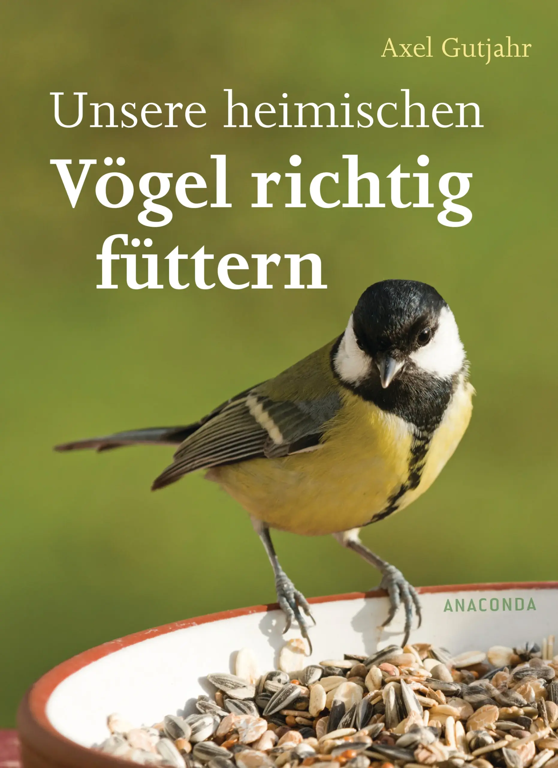 Vögel im heimischen Garten sind eine Freude. Doch soll man sie auch füttern? Und wenn ja, dann nur im Winter? Fundiert und kenntnisreich erläutert Axel Gutjahr die richtige Fütterung. Er erörtert das Pro und Contra der ganzjährigen Zufütterung, stellt die richtige Nahrungszusammensetzung vor, zeigt, wie wichtig naturnahe Gärten für ein funktionierendes Ökosystem sind und erzählt alles Grundlegende über Nistkästen, Nisthilfen und Ersatzhöhlen. Von Amsel bis Zaunkönig werden zudem die 36 häufigsten Gäste in Kurzporträts mit Angaben zu ihrer bevorzugten Nahrung vorgestellt.