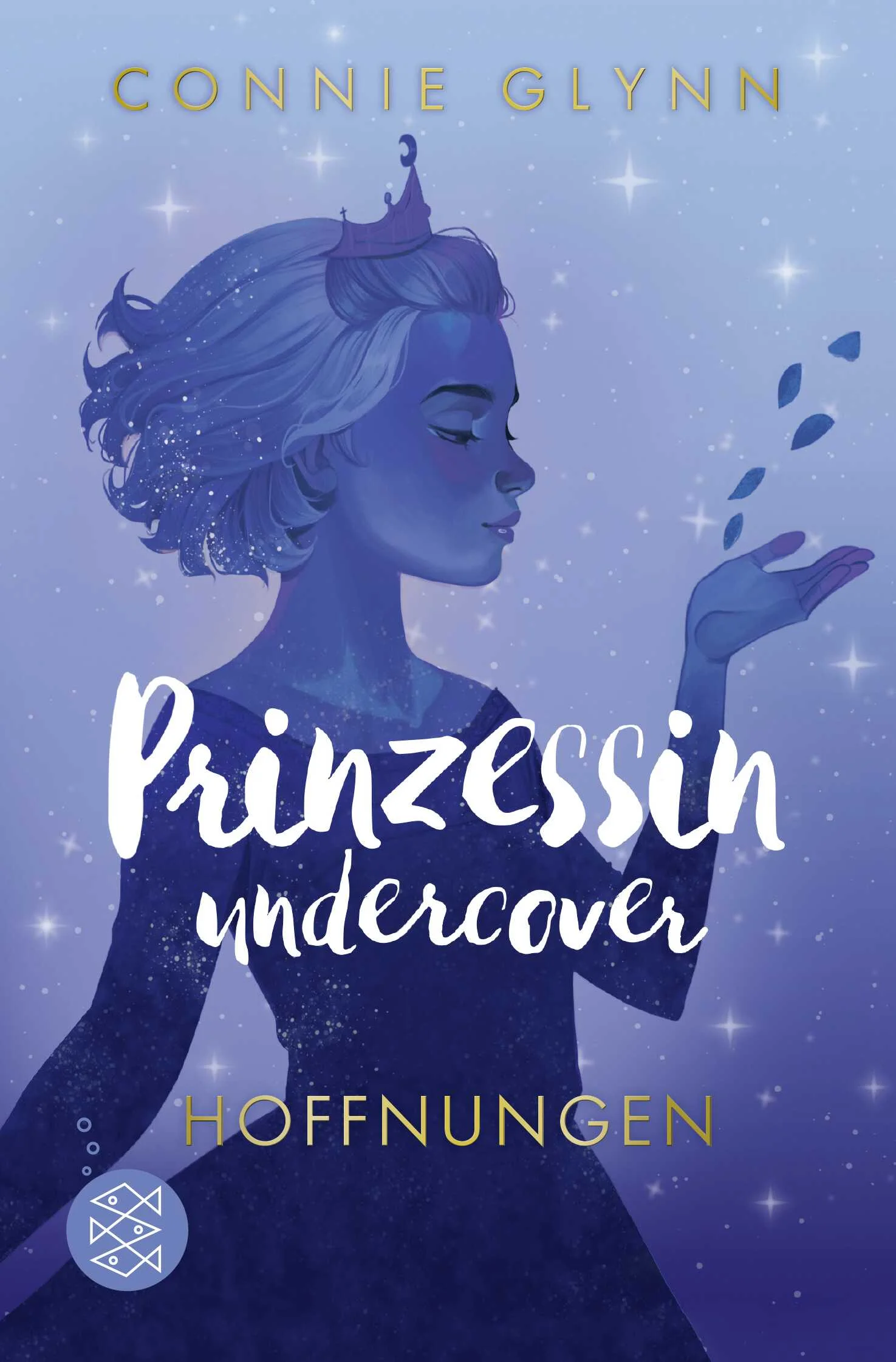 Das vierte royale Abenteuer der »Prinzessin undercover« von Connie Glynn – spannend, romantisch und geheimnisvollMehr als zwei Jahre sind vergangen, seit Lottie auf das exklusive Internat Rosewood Hall gekommen ist und die Rolle der Prinzessin von Maradova eingenommen hat, um die echte Prinzessin Ellie zu schützen. Schon mehrfach sind Lottie und Ellie den Anschlagsversuchen der Geheimorganisation Leviathan nur knapp entkommen, und Lottie wird allmählich klar: Es muss eine gefährliche Verbindung zwischen Leviathan und der Königsfamilie geben. Welche Rolle spielt ihr Bodyguard Jamie in Wirklichkeit? Und welches Geheimnis verbirgt Ellies Vater, der König? Lottie und Ellie können nur hoffen, dass die Enthüllungen ihre Freundschaft nicht zerstören ...+++ Königlich: mit Goldfolienveredelung auf dem Cover! +++Alle Bände der Serie »Prinzessin undercover«:Band 1: GeheimnisseBand 2: EnthüllungenBand 3: EntscheidungenBand 4: HoffnungenBand 5: Versprechen