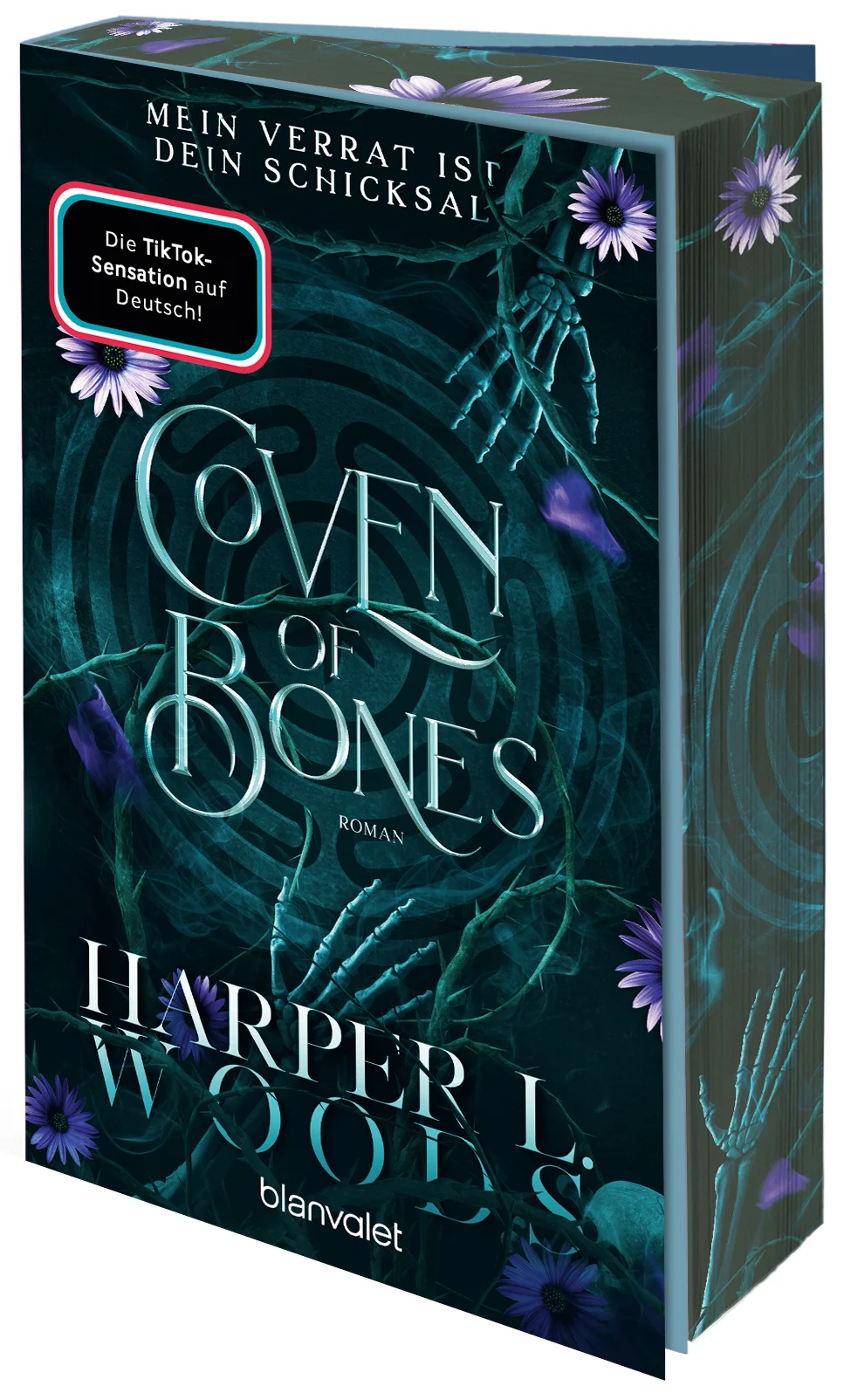 Mein Verrat ist dein Schicksal – wagst du es, mir zu vertrauen?Willow Madizzas Rachepläne sind gescheitert. Der Hexenzirkel von Hollow's Grove ist angeschlagen, und Willow wurde gezwungen, den Teufel selbst aus der Hölle zu befreien. Dank ihr kann Lucifer nun den Platz in seiner irdischen Hülle einnehmen - ausgerechnet in Gray Thorne, den Mann, den sie zu lieben glaubte. Willow weiß nicht, wem sie noch trauen kann. Dennoch ist nur sie in der Lage, den drohenden Krieg zwischen Hexen und Dämonen abzuwenden. Willow muss den Zirkel beschützen. Koste es, was es wolle ... Enemies-to-Lovers, Forbidden Romance und herrlich undurchschaubare Charaktere – die spicy Romantasy von »New York Times«-Bestsellerautorin Harper L. Woods bei Blanvalet.*** mit Farbschnitt in limitierter Auflage***Spice-Level: 4 von 5