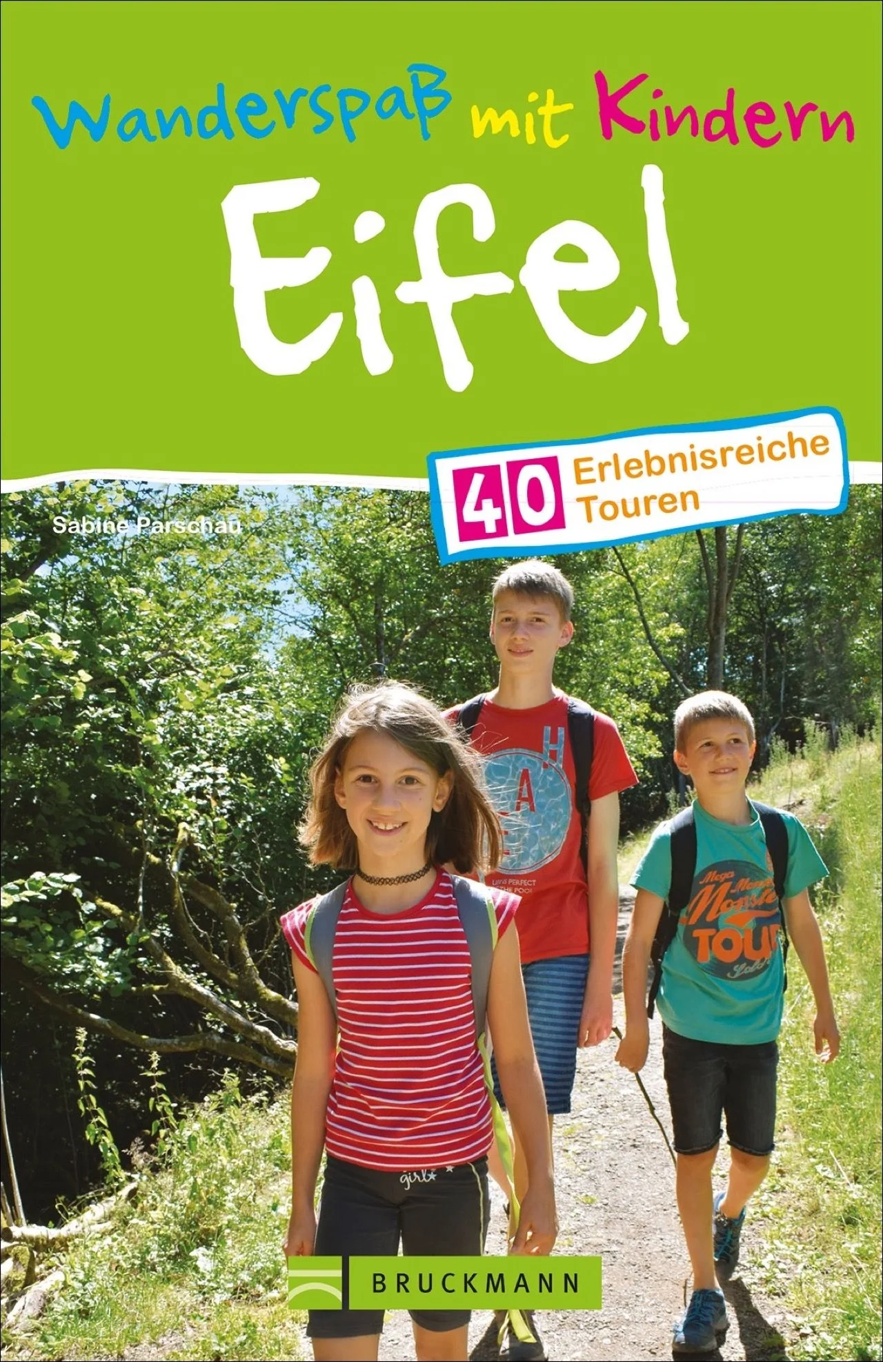 Echte Vulkane, tosende Wasserfälle, riesige Wälder und verfallene Burgen: Diese Wanderziele locken jeden nach draußen! Die Eifel ist das perfekte Wander-Eldorado für die ganze Familie. Sie ziehen mit Kleinkind und Kinderwagen los? Dann folgen Sie doch den barrierefreien Touren dieses Wanderführers. Ihre Teens müssen sich mal ordentlich auspowern? Dann ab zu den abenteuerlichen Klettersteigen. Neu mit dabei: Eifelschleifen und Eifelspuren!