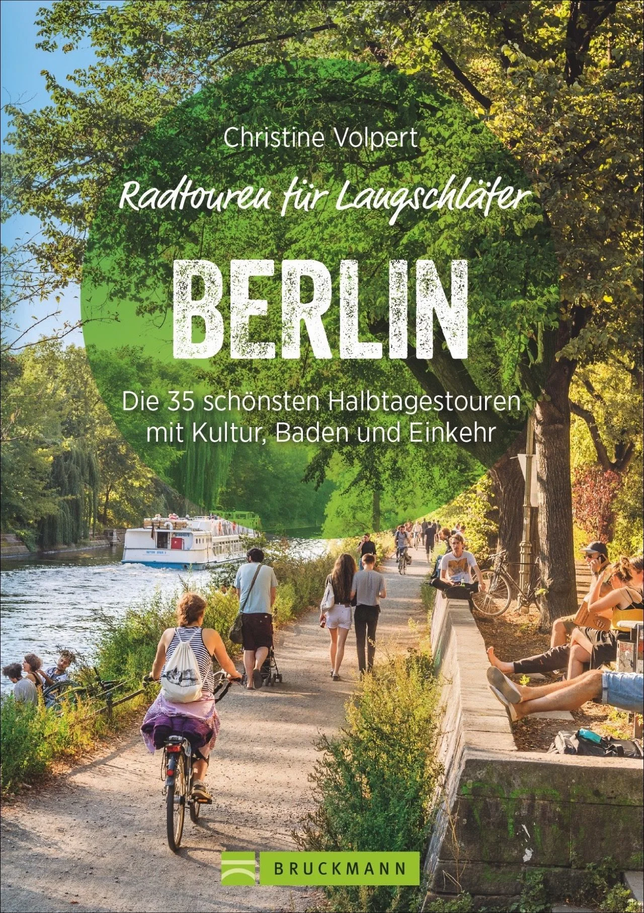 Ausschlafen, ausgiebig frühstücken und anschließend die spannendste Stadt Deutschlands erkunden. Genau das verspricht der Berlin-Fahrradführer von Christine Volpert. 25 Halbtagestouren mit höchstens 4 Stunden Fahrzeit, Tourenkarten und alle wichtigen Infos sowie wertvolle Tipps zu Einkehr und Sehenswürdigkeiten - hier kommt jeder Langschläfer voll auf seine Kosten. Der perfekte Wochenend-Plan für alle Berliner und Berlin-Besucher.